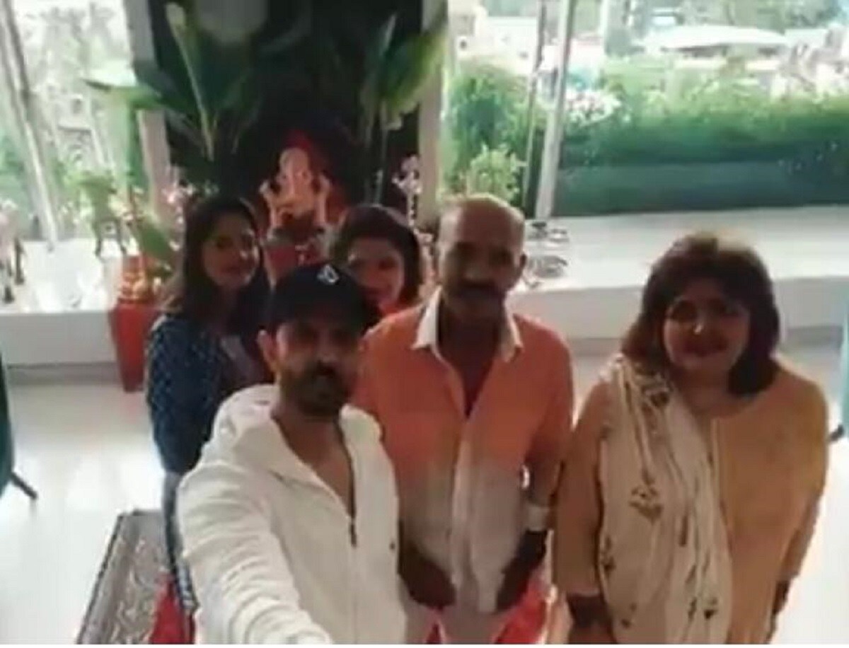 রোশন পরিবারের গণপতি পুজো বেশ জনপ্রিয়। ছেলে-মেয়ে নাতিদের নিয়ে প্রতি বছরই বাপ্পা বন্দনায় মাতেন রাকেশ রোশন। রোশন পরিবারের গণপতি পুজো বেশ জনপ্রিয়। ছেলে-মেয়ে নাতিদের নিয়ে প্রতি বছরই বাপ্পা বন্দনায় মাতেন রাকেশ রোশন।