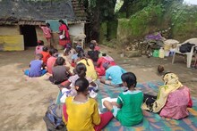 খোলা আকাশে এখন ক্লাসরুম, পাড়ার দাদা-দিদিরাই শিক্ষক-শিক্ষিকা! অন্য শিক্ষক দিবস