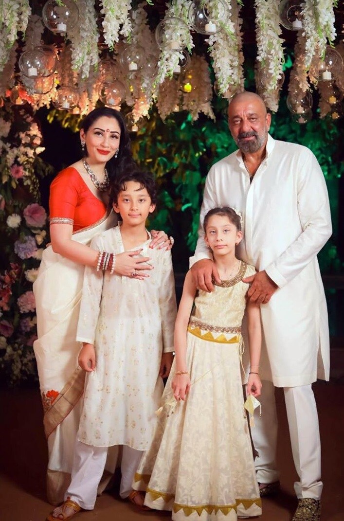 • সঞ্জয়ের ক্যান্সার ধরা পড়ার মুহূর্তে দুই যমজ বাচ্চাকে নিয়ে দুবাইতে ছিলেন সঞ্জয়ের দ্বিতীয় ও বর্তমান স্ত্রী মান্যতা দত্ত । মান্যতা সঞ্জয়ের থেকে ১৯ বছরের ছোট । তাঁদের দুই যমজ ছেলে-মেয়ের নাম ইকরা আর শাহরান । ছবি: ইনস্টাগ্রাম । • সঞ্জয়ের ক্যান্সার ধরা পড়ার মুহূর্তে দুই যমজ বাচ্চাকে নিয়ে দুবাইতে ছিলেন সঞ্জয়ের দ্বিতীয় ও বর্তমান স্ত্রী মান্যতা দত্ত । মান্যতা সঞ্জয়ের থেকে ১৯ বছরের ছোট । তাঁদের দুই যমজ ছেলে-মেয়ের নাম ইকরা আর শাহরান । ছবি: ইনস্টাগ্রাম ।