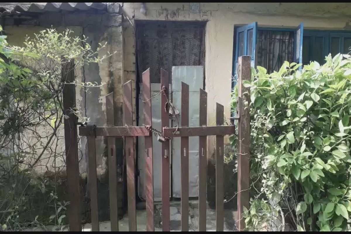 বাবা দেবেন পান্ডে ঘটনার কথা জানতে পেরেছেন সংবাদ মাধ্যমের কাছ থেকে। বলেন, ছেলেরা একটা বিয়ে হওয়ার কথা ছিল মাস দুয়েকের মধ্যেই। এটা আমাকে বলেছিল। তার আগে এই ধরনের কোন ঘটনা ঘটলো তা বলতে পারছিনা। আমি ফোনের মাধ্যমে যোগাযোগ করার চেষ্টা করেছিলাম। যোগাযোগ করতে পারিনি। বাবা দেবেন পান্ডে ঘটনার কথা জানতে পেরেছেন সংবাদ মাধ্যমের কাছ থেকে। বলেন, ছেলেরা একটা বিয়ে হওয়ার কথা ছিল মাস দুয়েকের মধ্যেই। এটা আমাকে বলেছিল। তার আগে এই ধরনের কোন ঘটনা ঘটলো তা বলতে পারছিনা। আমি ফোনের মাধ্যমে যোগাযোগ করার চেষ্টা করেছিলাম। যোগাযোগ করতে পারিনি।