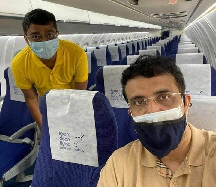 সোশ্যাল মিডিয়ায় বিমানে যাওয়ার ছবি পোস্ট করলেন বিসিসিআই প্রেসিডেন্ট। মুখে জোড়া মাস্ক। মাথায় ফেস গার্ড। বিমানের সামনে এবং বিমানে ভেতরে বসে দুটি ছবি পোস্ট করেন সৌরভ। দ্বিতীয় ছবিতে দেখা যায় পুরো বিমানটি ফাঁকা। সৌরভ গঙ্গোপাধ্যাযয়ের সঙ্গে একমাত্র রয়েছেন সিএবির সিইও রোহিত পোদ্দার। দুটি ছবি পোস্ট করে সৌরভ লেখেন, First Flight in 6 months to Dubai for lPL.. Crazy Life Changes.. সোশ্যাল মিডিয়ায় বিমানে যাওয়ার ছবি পোস্ট করলেন বিসিসিআই প্রেসিডেন্ট। মুখে জোড়া মাস্ক। মাথায় ফেস গার্ড। বিমানের সামনে এবং বিমানে ভেতরে বসে দুটি ছবি পোস্ট করেন সৌরভ। দ্বিতীয় ছবিতে দেখা যায় পুরো বিমানটি ফাঁকা। সৌরভ গঙ্গোপাধ্যাযয়ের সঙ্গে একমাত্র রয়েছেন সিএবির সিইও রোহিত পোদ্দার। দুটি ছবি পোস্ট করে সৌরভ লেখেন, First Flight in 6 months to Dubai for lPL.. Crazy Life Changes..