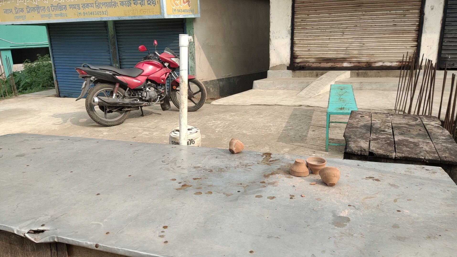 *এদিন সকালে বোলপুরের জাম্বুনিতে একটি চায়ের দোকানে 'চা চক্র' কর্মসূচির আয়োজন করা হয়েছিল। অভিযোগ, ওই এলাকার প্রত্যেকটি চায়ের দোকানকে হুমকি দিয়ে বন্ধ করে দেওয়া হয়। *এদিন সকালে বোলপুরের জাম্বুনিতে একটি চায়ের দোকানে 'চা চক্র' কর্মসূচির আয়োজন করা হয়েছিল। অভিযোগ, ওই এলাকার প্রত্যেকটি চায়ের দোকানকে হুমকি দিয়ে বন্ধ করে দেওয়া হয়।