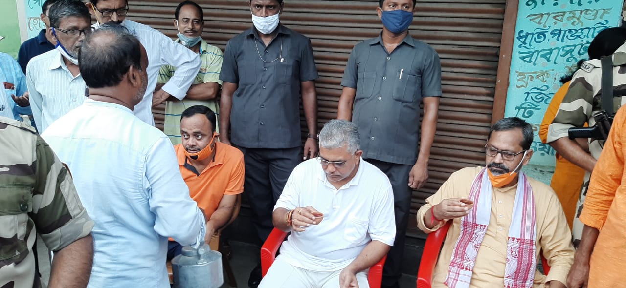 *সকালে জাম্বুনি এলাকায় একটিও চায়ের দোকান খোলা থাকতে দেখা যায়নি। তাই প্রাতঃভ্রমণ সেরে দলীয় কর্মীদের বানানো চা খেয়েছেন দিলীপ ঘোষ। *সকালে জাম্বুনি এলাকায় একটিও চায়ের দোকান খোলা থাকতে দেখা যায়নি। তাই প্রাতঃভ্রমণ সেরে দলীয় কর্মীদের বানানো চা খেয়েছেন দিলীপ ঘোষ।