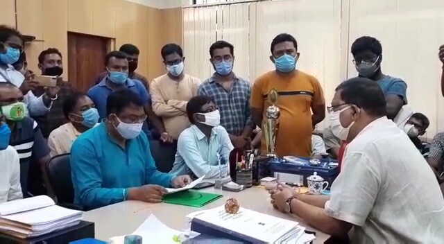 *বিশ্ববিদ্যালয়ের রেজিস্ট্রার দিলীপ সরকার জানান, সম্পূর্ণ আইন বিরোধী, অনৈতিক কাজ। এতে বিশ্ববিদ্যালয়ের সুনাম নষ্ট হয়েছে। তা ফেরানোর জন্যই অভিযোগ দায়ের করা হয়েছে। আর কারা এর সঙ্গে জড়িত, তাও তদন্ত করে বের করতে হবে পুলিশকে। একই দাবী জানিয়েছেন শিলিগুড়ি কলেজের পরিচালন সমিতির সদস্য জয়ন্ত করও। আগামী সোমবার পরিচালন সমিতির জরুরী বৈঠক তলব করা হয়েছে। তিনিও জানান, শিলিগুড়ি কলেজের সুনাম নষ্ট করতে দেওয়া হবে না। *বিশ্ববিদ্যালয়ের রেজিস্ট্রার দিলীপ সরকার জানান, সম্পূর্ণ আইন বিরোধী, অনৈতিক কাজ। এতে বিশ্ববিদ্যালয়ের সুনাম নষ্ট হয়েছে। তা ফেরানোর জন্যই অভিযোগ দায়ের করা হয়েছে। আর কারা এর সঙ্গে জড়িত, তাও তদন্ত করে বের করতে হবে পুলিশকে। একই দাবী জানিয়েছেন শিলিগুড়ি কলেজের পরিচালন সমিতির সদস্য জয়ন্ত করও। আগামী সোমবার পরিচালন সমিতির জরুরী বৈঠক তলব করা হয়েছে। তিনিও জানান, শিলিগুড়ি কলেজের সুনাম নষ্ট করতে দেওয়া হবে না।