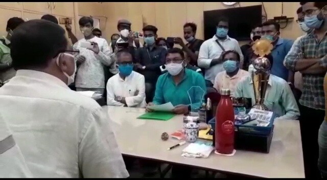 *এ দিন তারা বিশ্ববিদ্যালয়ের উপাচার্যের কাছে কড়া শাস্তি দাবী করে স্মারকলিপি দিয়েছে। দলের জেলা সভাপতি রঞ্জন সরকার জানান, এই ধরনের অভিযোগ মেনে নেওয়া যায় না। উনি আবার বামপন্থী সংগঠনের সক্রিয় সদস্য। শিক্ষাঙ্গনকে কলুষিত করতে দেওয়া হবে না। তবে এখোনো এনিয়ে সংবাদ মাধ্যমের কাছে মুখ খোলেননি অভিযুক্ত অধ্যাপক। বামেরাও মুখে কুলুপ এঁটেছেন। তবে নাম প্রকাশে অনিচ্ছুক এক বাম নেতা জানান, যদি অভিযোগ প্রমাণিত হয়, তাহলে তা অত্যন্ত গুরুতর। *এ দিন তারা বিশ্ববিদ্যালয়ের উপাচার্যের কাছে কড়া শাস্তি দাবী করে স্মারকলিপি দিয়েছে। দলের জেলা সভাপতি রঞ্জন সরকার জানান, এই ধরনের অভিযোগ মেনে নেওয়া যায় না। উনি আবার বামপন্থী সংগঠনের সক্রিয় সদস্য। শিক্ষাঙ্গনকে কলুষিত করতে দেওয়া হবে না। তবে এখোনো এনিয়ে সংবাদ মাধ্যমের কাছে মুখ খোলেননি অভিযুক্ত অধ্যাপক। বামেরাও মুখে কুলুপ এঁটেছেন। তবে নাম প্রকাশে অনিচ্ছুক এক বাম নেতা জানান, যদি অভিযোগ প্রমাণিত হয়, তাহলে তা অত্যন্ত গুরুতর।