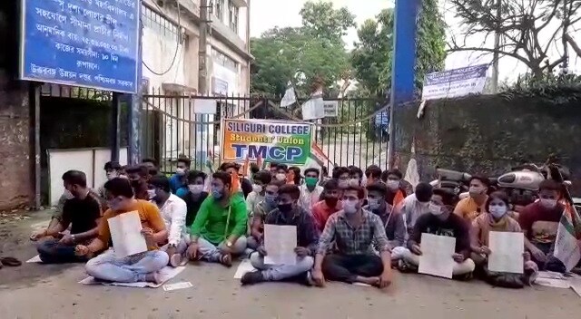 *শনিবার শিলিগুড়ি কলেজের মেইন গেটে অভিযুক্ত অধ্যাপকের পদত্যাগের দাবীতে অবস্থান, বিক্ষোভে বসে জেলা তৃণমূল ছাত্র পরিষদ। সংগঠনের জেলা সভাপতি নির্ণয় রায় দৃষ্টান্তমূলক শাস্তির দাবী করেছেন। ঘটনাকে সামনে রেখে রাজনীতির ময়দানে নেমে পড়েছে জেলা তৃণমূল নেতৃত্বও। *শনিবার শিলিগুড়ি কলেজের মেইন গেটে অভিযুক্ত অধ্যাপকের পদত্যাগের দাবীতে অবস্থান, বিক্ষোভে বসে জেলা তৃণমূল ছাত্র পরিষদ। সংগঠনের জেলা সভাপতি নির্ণয় রায় দৃষ্টান্তমূলক শাস্তির দাবী করেছেন। ঘটনাকে সামনে রেখে রাজনীতির ময়দানে নেমে পড়েছে জেলা তৃণমূল নেতৃত্বও।