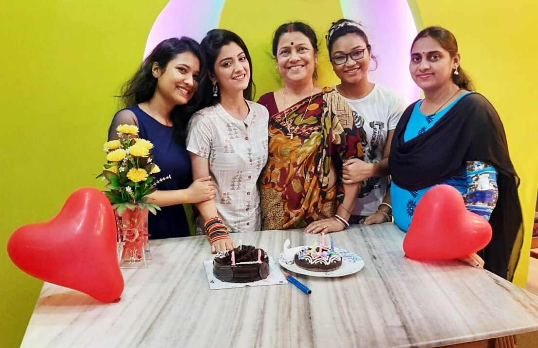 *কাঁকনের ভূমিকায় নজর কেড়েছিলেন, এখন সাড়া ফেলেছেন যমুনা ঢাকির ভূমিকায়। আর সেই ধারাবাহিকের ফ্লোরে জন্মদিন পালন না হলে চলে? তাই সেখানেও হল জন্মদিন উদযাপন। *কাঁকনের ভূমিকায় নজর কেড়েছিলেন, এখন সাড়া ফেলেছেন যমুনা ঢাকির ভূমিকায়। আর সেই ধারাবাহিকের ফ্লোরে জন্মদিন পালন না হলে চলে? তাই সেখানেও হল জন্মদিন উদযাপন।
