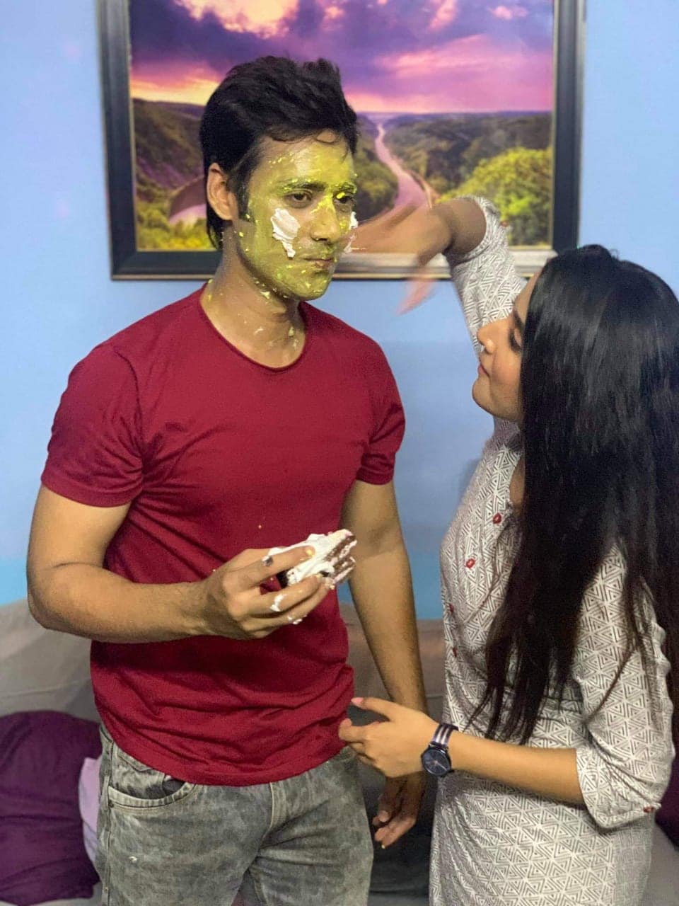 *ঘড়ির কাঁটা রাত ১২টা পেরোতেই শুরু হয়ে গিয়েছিল সেলিব্রেশন। পরিবার ও বন্ধুদের উপস্থিতিতে কেক কেটে শুরু হয়ে যায় জন্মদিন উদযাপন। *ঘড়ির কাঁটা রাত ১২টা পেরোতেই শুরু হয়ে গিয়েছিল সেলিব্রেশন। পরিবার ও বন্ধুদের উপস্থিতিতে কেক কেটে শুরু হয়ে যায় জন্মদিন উদযাপন।