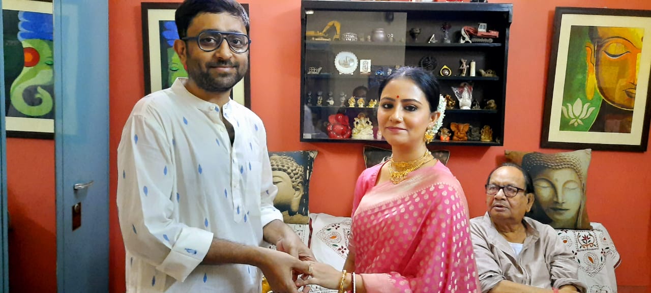 বিয়েতে লাল-টুকটুকে বেনারসী কিংবা মাথায় মুকুট, এসব কিছুই ছিল না ৷ কোনও জাঁকজমক ছাড়াই খুব সাধারণভাবেই হয়ে গেল বিয়ের অনুষ্ঠান ৷ Photo Courtesy: Abhimanyu Mukherjee/Manali Dey বিয়েতে লাল-টুকটুকে বেনারসী কিংবা মাথায় মুকুট, এসব কিছুই ছিল না ৷ কোনও জাঁকজমক ছাড়াই খুব সাধারণভাবেই হয়ে গেল বিয়ের অনুষ্ঠান ৷ Photo Courtesy: Abhimanyu Mukherjee/Manali Dey