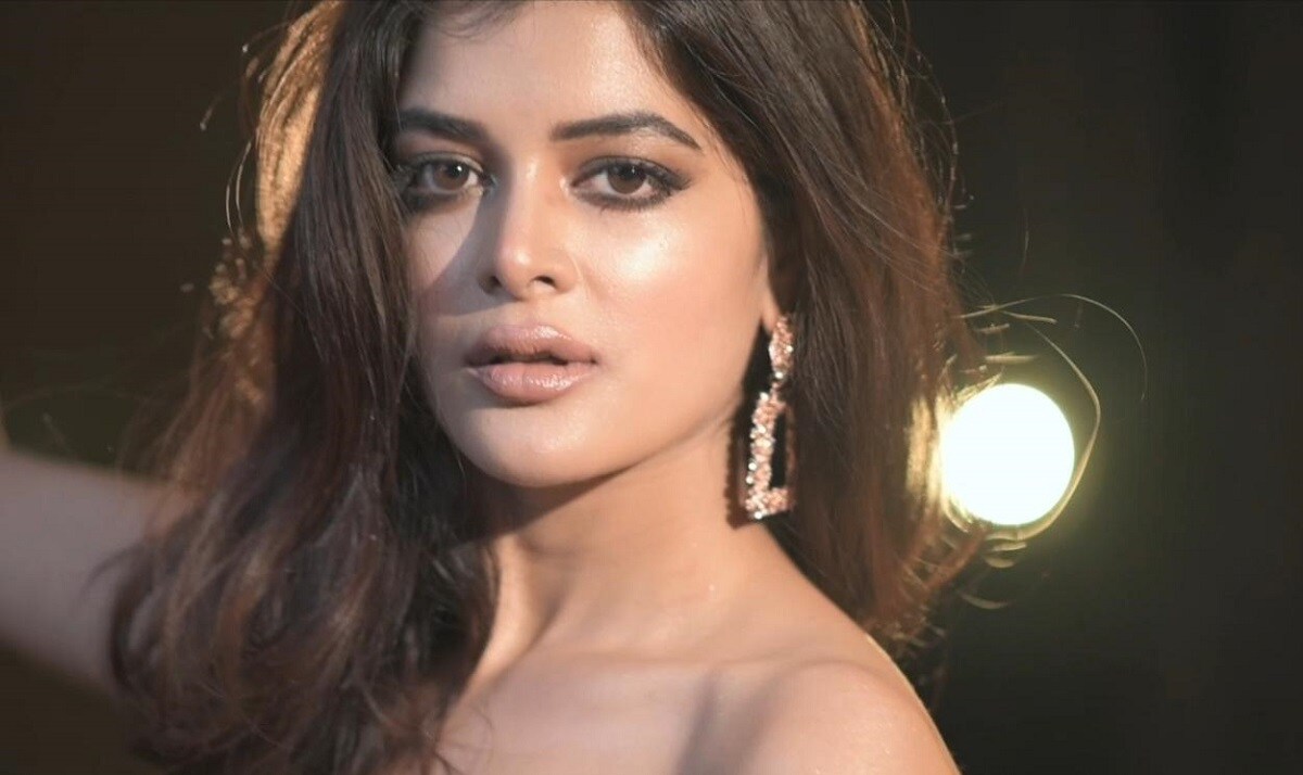 নতুন নায়িকাদের মধ্যে মধুমিতা টলিউডে এ মুহূর্তে অন্যতম সেরা বাজি। ক্রমাগত নিজে লুক নিয়ে পরীক্ষা নিরীক্ষা ও করছেন। নতুন ফটোশ্যুটে পুজোর আগেই উষ্ণতা ছড়ালেন মধুমিতা। নতুন নায়িকাদের মধ্যে মধুমিতা টলিউডে এ মুহূর্তে অন্যতম সেরা বাজি। ক্রমাগত নিজে লুক নিয়ে পরীক্ষা নিরীক্ষা ও করছেন। নতুন ফটোশ্যুটে পুজোর আগেই উষ্ণতা ছড়ালেন মধুমিতা।