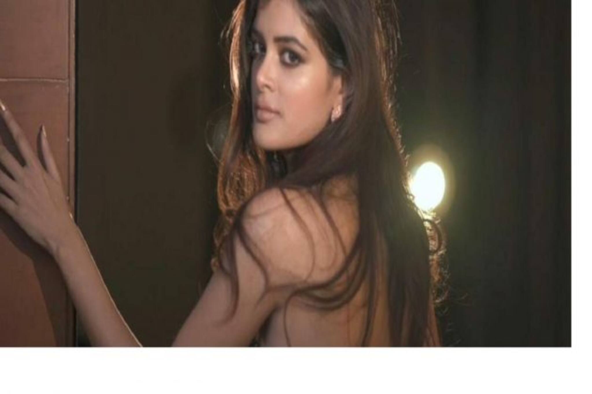 উন্মুক্ত পিঠে খোলা চুল ! সাহসী ফটোশ্যুটে পুজোর আগেই উষ্ণতা ছড়ালেন মধুমিতা !