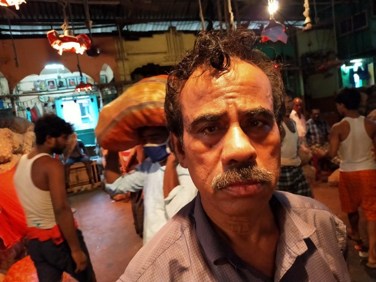 পেঁয়াজ আসচে অন্ধ্র প্রদেশ,মহারাষ্ট্র থেকে । ওখান থেকে সড়ক পথে আসতে ১৫-২০ দিন সময় লেগে যাচ্ছে। এই পেঁয়াজ ওই ভাবে আসতে গিয়ে ৪০ শতাংশ পর্যন্ত ক্ষতি হচ্ছে,দাবি ব্যবসায়ীদের। যার কারণ, ত্রি- স্তরের ট্রিপল দিয়ে ঢেকে অনা হচ্ছে পিঁয়াজ। সঙ্গে প্রতিদিন বৃষ্টি হচ্ছে। গাড়ি বিভিন্ন জায়গায় অযথা দাঁড় করিয়ে রাখছে সরকারি অফিসারেরা। ফলে বস্তায় পেঁয়াজ পচে যাচ্ছে। সেক্ষেত্রে আমদানিকারকের ক্ষতির হচ্ছে। ফলে আরও বেশি করে পেঁয়াজের দর বাড়ছে। পেঁয়াজ আসচে অন্ধ্র প্রদেশ,মহারাষ্ট্র থেকে । ওখান থেকে সড়ক পথে আসতে ১৫-২০ দিন সময় লেগে যাচ্ছে। এই পেঁয়াজ ওই ভাবে আসতে গিয়ে ৪০ শতাংশ পর্যন্ত ক্ষতি হচ্ছে,দাবি ব্যবসায়ীদের। যার কারণ, ত্রি- স্তরের ট্রিপল দিয়ে ঢেকে অনা হচ্ছে পিঁয়াজ। সঙ্গে প্রতিদিন বৃষ্টি হচ্ছে। গাড়ি বিভিন্ন জায়গায় অযথা দাঁড় করিয়ে রাখছে সরকারি অফিসারেরা। ফলে বস্তায় পেঁয়াজ পচে যাচ্ছে। সেক্ষেত্রে আমদানিকারকের ক্ষতির হচ্ছে। ফলে আরও বেশি করে পেঁয়াজের দর বাড়ছে।