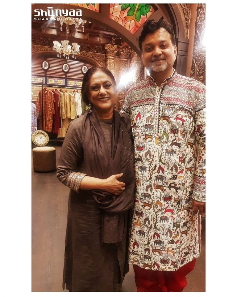 • অভিষেক বচ্চনের বিয়ের পোশাক পর্যন্ত তাঁর হাতে বানানো । সৃজিত মুখোপাধ্যায়ের বিয়ের সাজও তাঁরই ডিজাইন করা । টলিউডের বহু তারকাই বিয়ের দিন তাঁর পোশাকের উপর ভরসা করতেন । ছবি: ফেসবুক। • অভিষেক বচ্চনের বিয়ের পোশাক পর্যন্ত তাঁর হাতে বানানো । সৃজিত মুখোপাধ্যায়ের বিয়ের সাজও তাঁরই ডিজাইন করা । টলিউডের বহু তারকাই বিয়ের দিন তাঁর পোশাকের উপর ভরসা করতেন । ছবি: ফেসবুক।