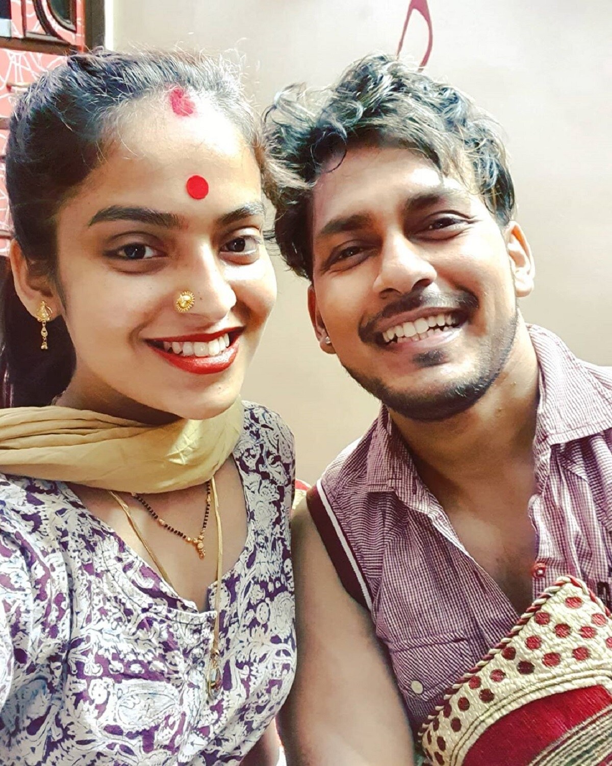 •নিয়মিত ক্যামেরার সামনে আসতে হয়৷ তাই স্টাইল হোক বা সাজগোজের সম্বন্ধে বেশ ভাল ধারণা থাকে অভিনেত্রীদের৷ সে জন্য সাজতে ও সাজাতে ভাল পারবেন তাঁরা, সেটা খুবই স্বাভাবিক৷ মধুবনীও ব্যতিক্রম হবেন না৷ •নিয়মিত ক্যামেরার সামনে আসতে হয়৷ তাই স্টাইল হোক বা সাজগোজের সম্বন্ধে বেশ ভাল ধারণা থাকে অভিনেত্রীদের৷ সে জন্য সাজতে ও সাজাতে ভাল পারবেন তাঁরা, সেটা খুবই স্বাভাবিক৷ মধুবনীও ব্যতিক্রম হবেন না৷
