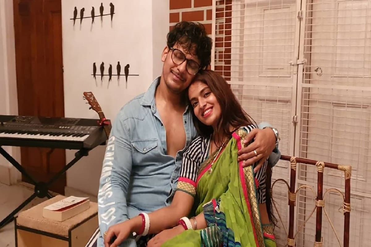 •এবার নিজের এই নতুন পথচলাকে কেন্দ্র করে খুবই খুশি মধুবনী৷ সঙ্গে অবশ্যই রয়েছে স্বামী রাজার সমর্থন৷ •এবার নিজের এই নতুন পথচলাকে কেন্দ্র করে খুবই খুশি মধুবনী৷ সঙ্গে অবশ্যই রয়েছে স্বামী রাজার সমর্থন৷