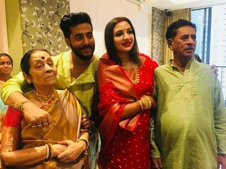 • তাঁকে হাসপাতালে ভর্তি করা হয় । করোনা রিপোর্ট পজিটিভ আসে। রাজও সংক্রমিত হয়ে পড়েন । যদিও রাজকে হাসপাতালে ভর্তি হতে হয়নি । কিন্তু রাজের বাবার মৃত্যু হয় করোনায় । ছবি: ইনস্টাগ্রাম । • তাঁকে হাসপাতালে ভর্তি করা হয় । করোনা রিপোর্ট পজিটিভ আসে। রাজও সংক্রমিত হয়ে পড়েন । যদিও রাজকে হাসপাতালে ভর্তি হতে হয়নি । কিন্তু রাজের বাবার মৃত্যু হয় করোনায় । ছবি: ইনস্টাগ্রাম ।
