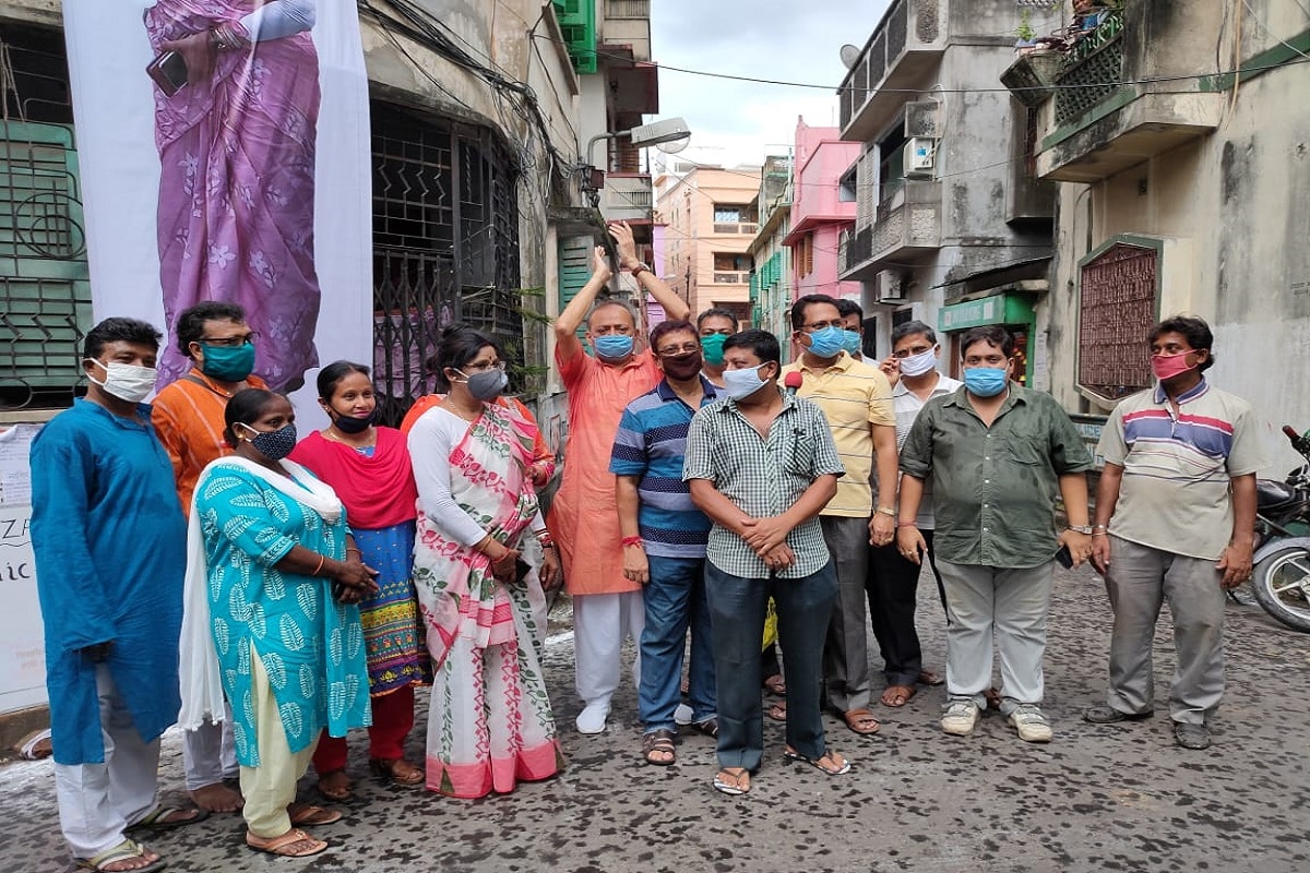 এদিনের অনুষ্ঠানে হাজির ছিলেন পুজোর আরও উদ্যোক্তা অর্থাৎ যুগ্ম সহ চেয়ারম্যান পূজা পাঁজা (বিশিষ্ট সমাজ সেবিকা) শ্রী দীপঙ্কর কুন্ডু (বিশিষ্ট আইনজীবী) শ্রী নিতাই ঘোষ (বিশিষ্ট শিল্পপতি) শ্রী শোভন গোপাল দত্ত (বিশিষ্ট সমাজ কর্মী) ও সন্দীপন বিশ্বাস (বিশিষ্ট সমাজ কর্মী) এছাড়া সংঘের বিশিষ্ট অতিথি বৃন্দ। মহালয়ার গন্ধ আকাশে বাতাসে এসেছে, তবে মানুষের মনে এখনও হয়ত দ্বিধা-দ্বন্দ্ব রয়েছে৷ পুজো উদ্যোক্তারা আশাবাদী যত দিন যাবে পুজোর টানে মানুষ মাতবেই৷ তবে প্রাচীন এই পুজোর লক্ষ্য থাকবে যাতে কোভিড বিধি সবসময়েই মানা হবে সঙ্ঘতীর্থের পুজোয়৷ এদিনের অনুষ্ঠানে হাজির ছিলেন পুজোর আরও উদ্যোক্তা অর্থাৎ যুগ্ম সহ চেয়ারম্যান পূজা পাঁজা (বিশিষ্ট সমাজ সেবিকা) শ্রী দীপঙ্কর কুন্ডু (বিশিষ্ট আইনজীবী) শ্রী নিতাই ঘোষ (বিশিষ্ট শিল্পপতি) শ্রী শোভন গোপাল দত্ত (বিশিষ্ট সমাজ কর্মী) ও সন্দীপন বিশ্বাস (বিশিষ্ট সমাজ কর্মী) এছাড়া সংঘের বিশিষ্ট অতিথি বৃন্দ। মহালয়ার গন্ধ আকাশে বাতাসে এসেছে, তবে মানুষের মনে এখনও হয়ত দ্বিধা-দ্বন্দ্ব রয়েছে৷ পুজো উদ্যোক্তারা আশাবাদী যত দিন যাবে পুজোর টানে মানুষ মাতবেই৷ তবে প্রাচীন এই পুজোর লক্ষ্য থাকবে যাতে কোভিড বিধি সবসময়েই মানা হবে সঙ্ঘতীর্থের পুজোয়৷