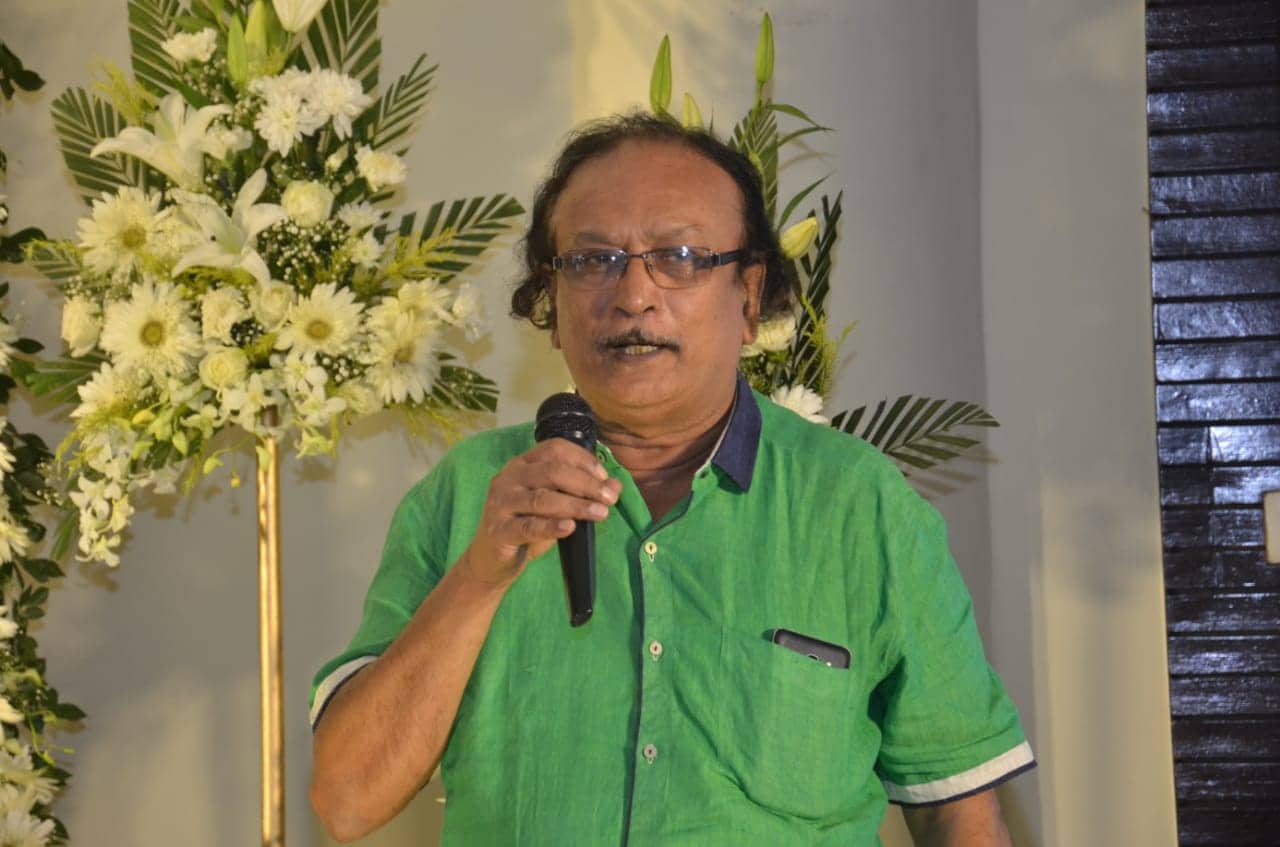 ছেলে আবীর বন্দ্যোপাধ্যায়ের ডাকে সাড়া দিয়ে হাজির হয়েছিলেন সংগীতশিল্পী শ্রীকান্ত আচার্য। বাংলার সাংস্কৃতিক ইতিহাস, নাটকের ইতিহাস কে আগামী প্রজন্মের কাছে তুলে ধরার জন্য অসিত বন্দ্যোপাধ্যায়ের মতো মানুষদের মনে রাখা খুব প্রয়োজন। ভারচুয়ালি এদিন শ্রদ্ধা জানান সৌমিত্র চট্টোপাধ্যায়, বিভাস চক্রবর্তী, অশোক মুখোপাধ্যায় দেব শংকর হালদার এর মত নাট্যব্যক্তিত্ব রা। এছাড়াও নান্দীকারে একসময়ের সতীর্থ শিক্ষাবিদ পবিত্র সরকার, সন্ধ্যা দে, মুরারী রায় চৌধুরী, পঙ্কজ মুন্সী, শেখার সমাদ্দার সহ অনেকেই উপস্থিত ছিলেন এই স্মরণ সভায়। অসিত বন্দ্যোপাধ্যায়ের নিজের লেখা কবিতা পড়ে শোনান সতীনাথ মুখোপাধ্যায়। ছেলে আবীর বন্দ্যোপাধ্যায়ের ডাকে সাড়া দিয়ে হাজির হয়েছিলেন সংগীতশিল্পী শ্রীকান্ত আচার্য। বাংলার সাংস্কৃতিক ইতিহাস, নাটকের ইতিহাস কে আগামী প্রজন্মের কাছে তুলে ধরার জন্য অসিত বন্দ্যোপাধ্যায়ের মতো মানুষদের মনে রাখা খুব প্রয়োজন। ভারচুয়ালি এদিন শ্রদ্ধা জানান সৌমিত্র চট্টোপাধ্যায়, বিভাস চক্রবর্তী, অশোক মুখোপাধ্যায় দেব শংকর হালদার এর মত নাট্যব্যক্তিত্ব রা। এছাড়াও নান্দীকারে একসময়ের সতীর্থ শিক্ষাবিদ পবিত্র সরকার, সন্ধ্যা দে, মুরারী রায় চৌধুরী, পঙ্কজ মুন্সী, শেখার সমাদ্দার সহ অনেকেই উপস্থিত ছিলেন এই স্মরণ সভায়। অসিত বন্দ্যোপাধ্যায়ের নিজের লেখা কবিতা পড়ে শোনান সতীনাথ মুখোপাধ্যায়।