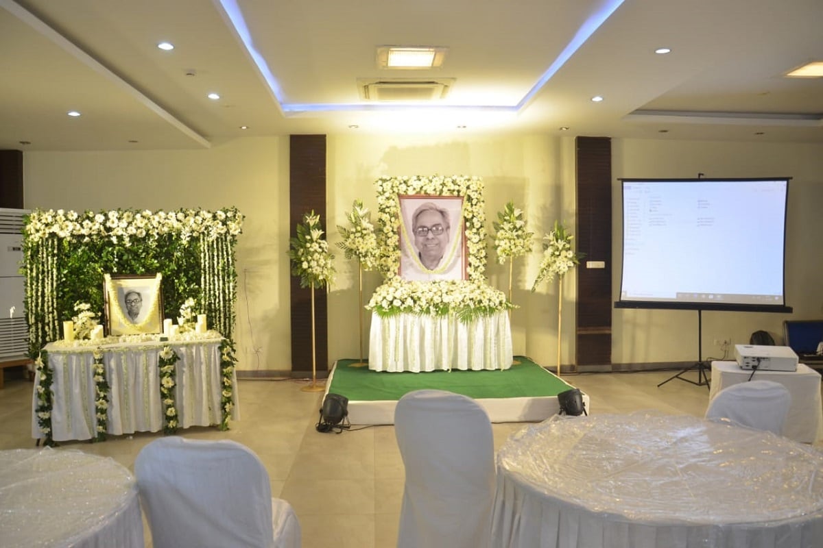 অসিত বন্দ্যোপাধ্যায়। একাধারে নাট্যকার,নির্দেশক, অভিনেতা । করোনা র কারণে নান্দীকার এর অন্যতম প্রতিষ্ঠাতার প্রয়াণে শোকের ছায়া নেমে এসেছে সাংস্কৃতিক জগতে। সম্প্রতি তাঁকে স্মরণ করলেন , শ্রদ্ধা অর্পণ করলেন তাঁর বন্ধু, সতীর্থ ও অনুজরা। অসিত বন্দ্যোপাধ্যায়। একাধারে নাট্যকার,নির্দেশক, অভিনেতা । করোনা র কারণে নান্দীকার এর অন্যতম প্রতিষ্ঠাতার প্রয়াণে শোকের ছায়া নেমে এসেছে সাংস্কৃতিক জগতে। সম্প্রতি তাঁকে স্মরণ করলেন , শ্রদ্ধা অর্পণ করলেন তাঁর বন্ধু, সতীর্থ ও অনুজরা।