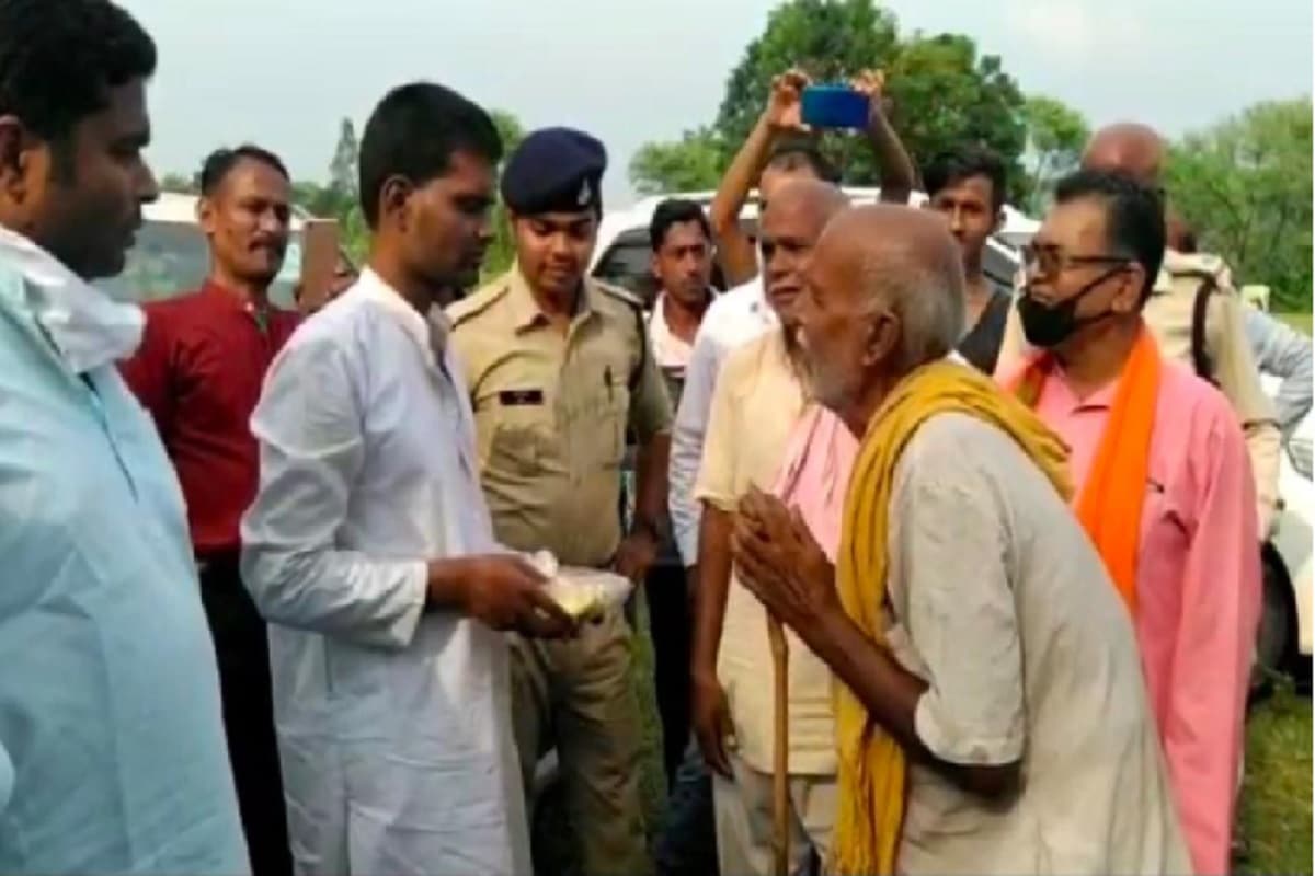 বাড়ির জামাই ঘরে ফিরে আসতে ব্যাপক খুশি দেখতে পাওয়া গিয়েছে তাঁর শ্বশুরবাড়ির গ্রামে ৷ ঢাক ঢোল নিয়ে খুশিতে মেতেছেন সবাই ৷ বাড়ির জামাই ঘরে ফিরে আসতে ব্যাপক খুশি দেখতে পাওয়া গিয়েছে তাঁর শ্বশুরবাড়ির গ্রামে ৷ ঢাক ঢোল নিয়ে খুশিতে মেতেছেন সবাই ৷