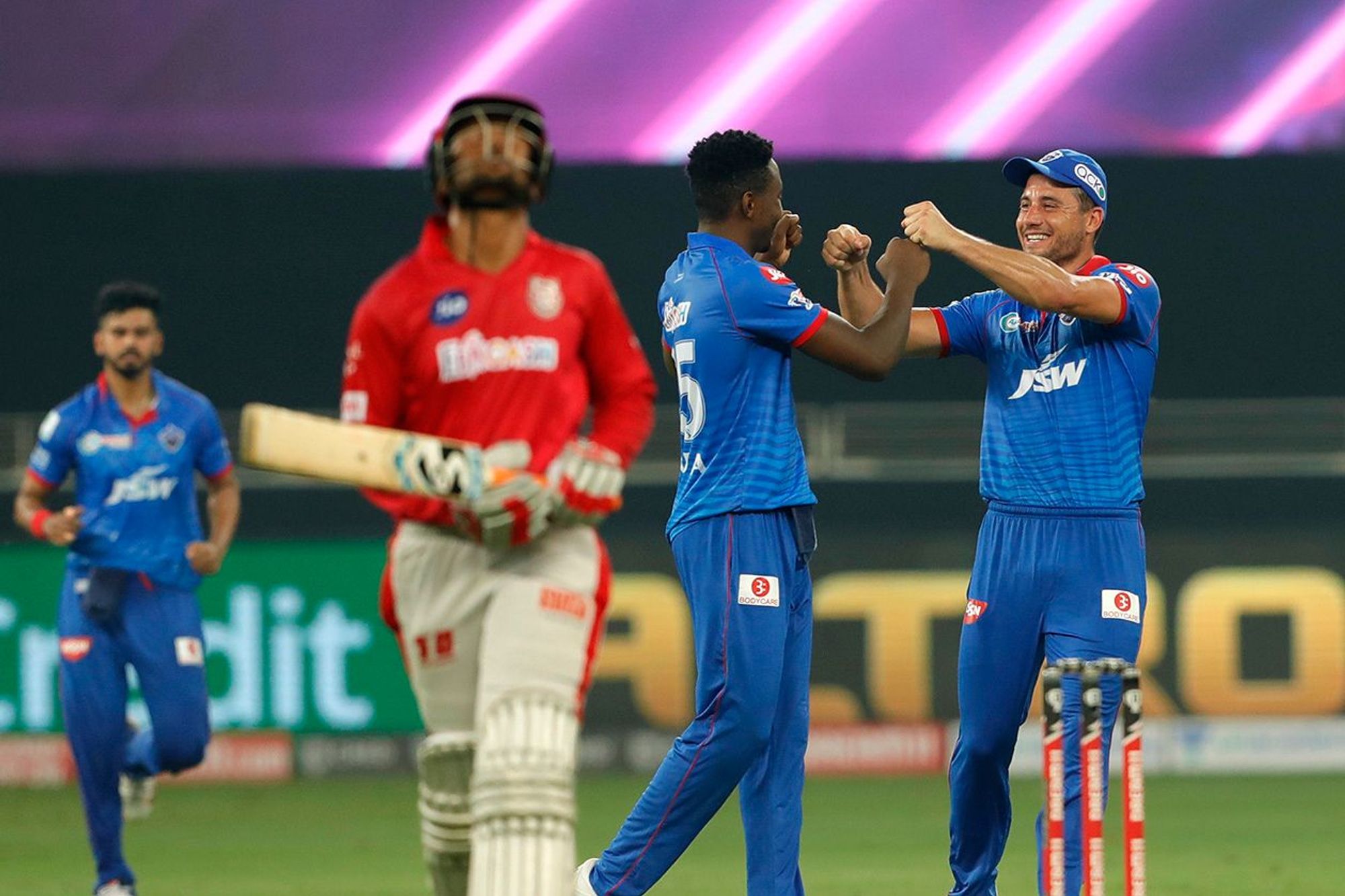 টাই হওয়ার পর ম্যাচ যখন সুপার ওভারে গড়ায়, তখন প্রত্যেকে ধরেই নিয়েছিলেন কিংস ইলেভেনের হয়ে ব্যাট করতে নামবেন রাহুল এবং ময়াঙ্ক ৷ কিন্তু সবাইকে চমকে দিয়ে রাহুলের সঙ্গে ব্যাট করতে নামেন নিকোলাস পুরাণ ! সুপার ওভারে প্রথমে ব্যাট করে মাত্র ২ রানই স্কোরবোর্ডে তুলতে সক্ষম হয় কিংস ইলেভেন ৷ ম্যাচ জেতার জন্য ৩ রান অনায়াসেই তুলে নেয় দিল্লি ৷ Photo Courtesy: IPLT20.com/BCCI টাই হওয়ার পর ম্যাচ যখন সুপার ওভারে গড়ায়, তখন প্রত্যেকে ধরেই নিয়েছিলেন কিংস ইলেভেনের হয়ে ব্যাট করতে নামবেন রাহুল এবং ময়াঙ্ক ৷ কিন্তু সবাইকে চমকে দিয়ে রাহুলের সঙ্গে ব্যাট করতে নামেন নিকোলাস পুরাণ ! সুপার ওভারে প্রথমে ব্যাট করে মাত্র ২ রানই স্কোরবোর্ডে তুলতে সক্ষম হয় কিংস ইলেভেন ৷ ম্যাচ জেতার জন্য ৩ রান অনায়াসেই তুলে নেয় দিল্লি ৷ Photo Courtesy: IPLT20.com/BCCI