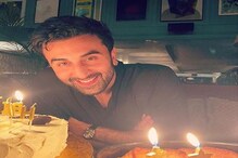 কেকের ওপর জলন্ত মোম ! রণবীরকে জন্মদিনের শুভেচ্ছায় ‘৮’ সংখ্যা কেন লিখলেন আলিয়া কেকের ওপর জলন্ত মোম ! রণবীরকে জন্মদিনের শুভেচ্ছায় ‘৮’ সংখ্যা কেন লিখলেন আলিয়া