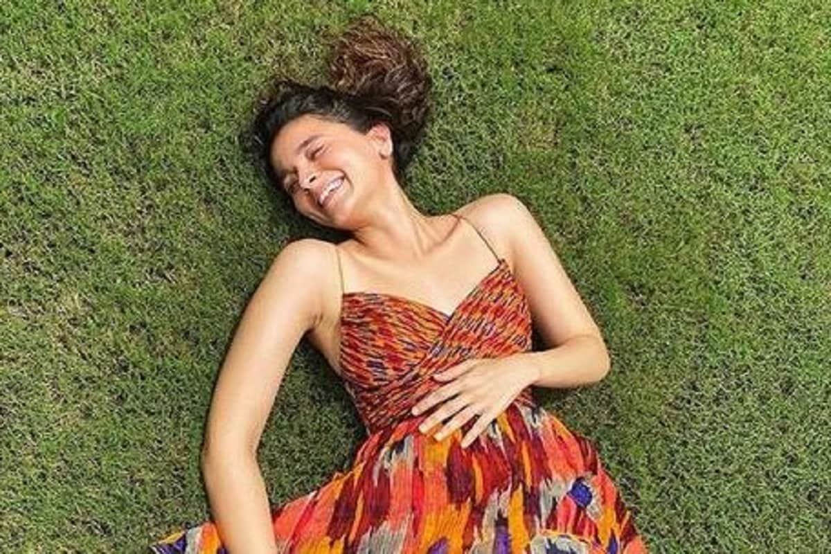 সুশান্ত সিং রাজপুতের মৃত্যু ৷ কঙ্গনা রানাওয়াতের একের পর এক আক্রমণ ৷ তারপর সড়ক ২ ছবির মুখ থুবড়ে পড়া ৷ সব মিলিয়ে আলিয়া ভাট একেবারেই বিপর্যস্ত ৷ সুশান্ত সিং রাজপুতের মৃত্যু ৷ কঙ্গনা রানাওয়াতের একের পর এক আক্রমণ ৷ তারপর সড়ক ২ ছবির মুখ থুবড়ে পড়া ৷ সব মিলিয়ে আলিয়া ভাট একেবারেই বিপর্যস্ত ৷