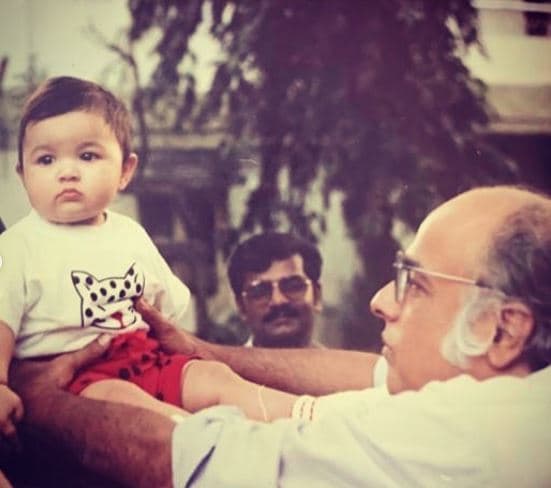 ইনস্টাগ্রামে আলিয়া পোস্ট করলেন একটি হাতে আঁকা ছবি ৷ যেখানে রয়েছে এক সিংহ ও ছোট্ট মেয়ে ৷ বাবাকে লায়ন কিংয়ের মুফাসা বলেই সম্বোধন করলেন আলিয়া ! ইনস্টাগ্রামে আলিয়া পোস্ট করলেন একটি হাতে আঁকা ছবি ৷ যেখানে রয়েছে এক সিংহ ও ছোট্ট মেয়ে ৷ বাবাকে লায়ন কিংয়ের মুফাসা বলেই সম্বোধন করলেন আলিয়া !
