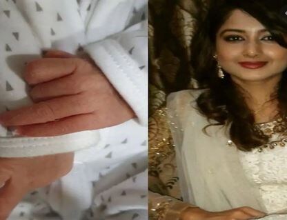 সদ্য হওয়া সন্তানের পুচকে দুটো হাতের ছবি শেয়ার করে অনজুম ইনস্টাগ্রামে লিখলেন, ‘পৃথিবীতে স্বাগত আমার ছোট্ট সোনা ৷ আমার মেয়ের সঙ্গে আলাপ করুন ৷ যার নাম হানিয়া সইদ ৷’ সদ্য হওয়া সন্তানের পুচকে দুটো হাতের ছবি শেয়ার করে অনজুম ইনস্টাগ্রামে লিখলেন, ‘পৃথিবীতে স্বাগত আমার ছোট্ট সোনা ৷ আমার মেয়ের সঙ্গে আলাপ করুন ৷ যার নাম হানিয়া সইদ ৷’