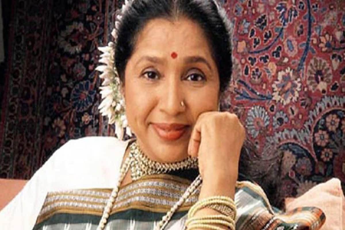 শরীরের বয়স হলেও, গলার বয়স হয় না৷ আর মন? সে তো সেই অষ্টাদ্বশী ৷ একথা যেন একেবারেই খেটে যায় কিংবদন্তি গায়িকা আশা ভোঁসলের ক্ষেত্রে৷ যার গলা এখনও অনায়েসে মিলে যায় একুশের নায়িকার সঙ্গে ৷ শরীরের বয়স হলেও, গলার বয়স হয় না৷ আর মন? সে তো সেই অষ্টাদ্বশী ৷ একথা যেন একেবারেই খেটে যায় কিংবদন্তি গায়িকা আশা ভোঁসলের ক্ষেত্রে৷ যার গলা এখনও অনায়েসে মিলে যায় একুশের নায়িকার সঙ্গে ৷