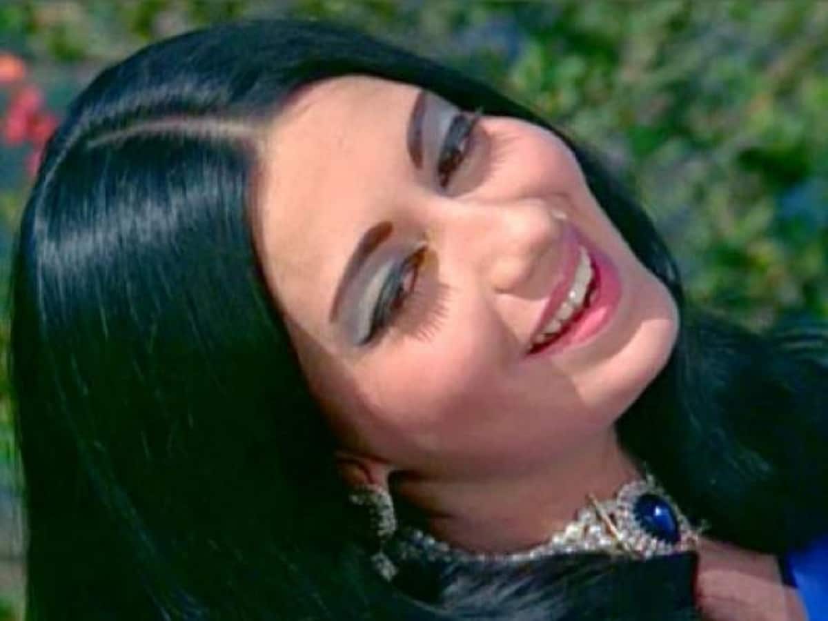 ৭০এর দশকে ববিতা স্টাইলে ট্রেন্ড সেট করেছিলেন। তাঁর মেয়ে করিনার মতো তিনিও ছিলেন ফ্যাশনডিভা। photo source collected ৭০এর দশকে ববিতা স্টাইলে ট্রেন্ড সেট করেছিলেন। তাঁর মেয়ে করিনার মতো তিনিও ছিলেন ফ্যাশনডিভা। photo source collected