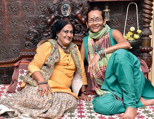 চোখের নীচে পুরু কাজলের রেখা। কানে, গলায় ভারী রুপোর গয়না। নাকে পেল্লাই নথ। আঙুলে বেশ কয়েকটি আংটি। ফ্যাশন ডিজাইনার শর্বরী দত্ত বলতে এই চেহারাটাই চোখের সামনে ভেসে ওঠে। বৃহস্পতিবার রাতে ব্রড স্ট্রিটের বাড়ির শৌচাগার থেকে তাঁর দেহ উদ্ধার করা হয়। তিনি চলে গেলেন। রয়ে গেল শর্বরীর তৈরি অমূল্য সব পোশাক। চোখের নীচে পুরু কাজলের রেখা। কানে, গলায় ভারী রুপোর গয়না। নাকে পেল্লাই নথ। আঙুলে বেশ কয়েকটি আংটি। ফ্যাশন ডিজাইনার শর্বরী দত্ত বলতে এই চেহারাটাই চোখের সামনে ভেসে ওঠে। বৃহস্পতিবার রাতে ব্রড স্ট্রিটের বাড়ির শৌচাগার থেকে তাঁর দেহ উদ্ধার করা হয়। তিনি চলে গেলেন। রয়ে গেল শর্বরীর তৈরি অমূল্য সব পোশাক।