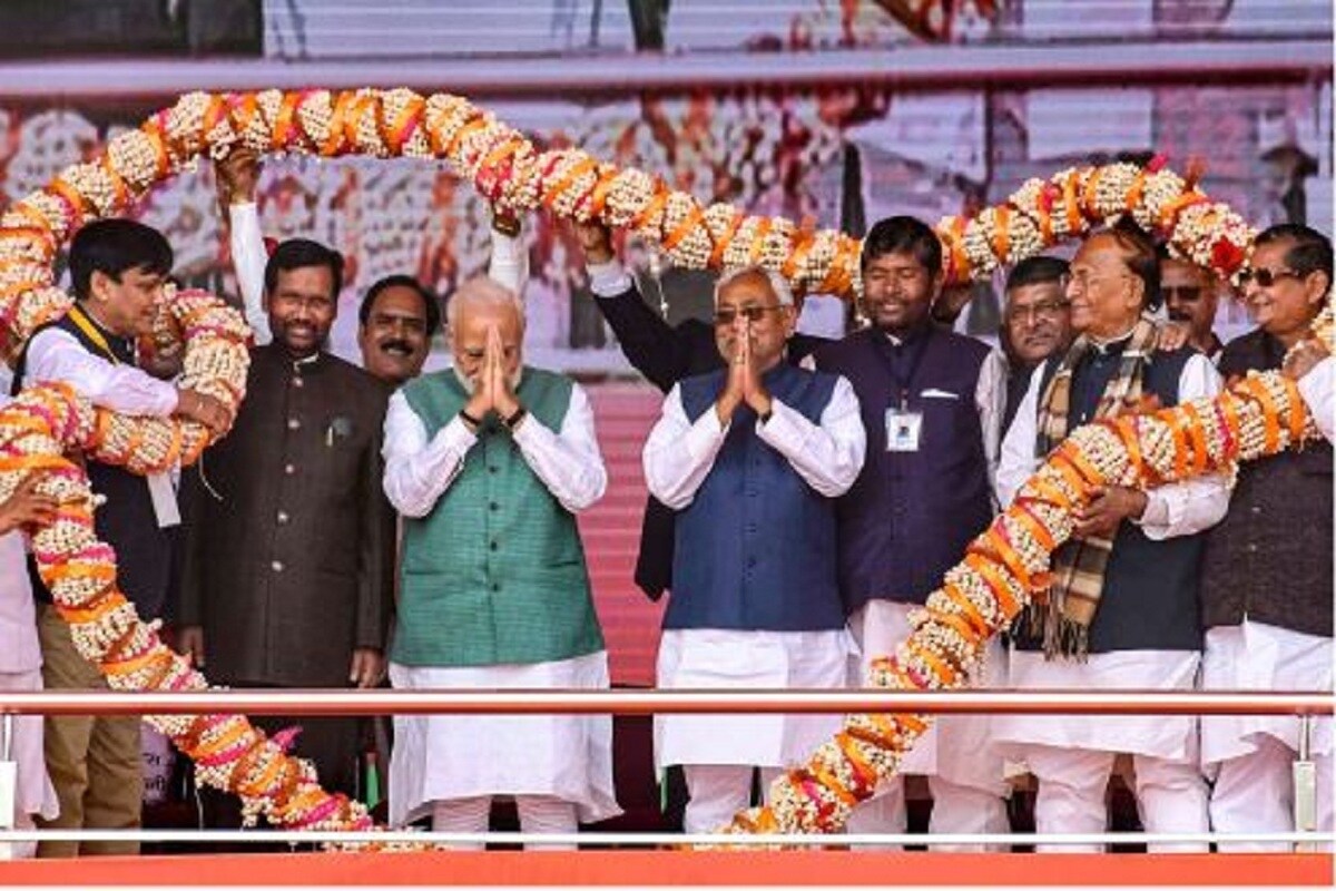 ২৮ অক্টোবর থেকে বিহারে তিন পর্যায়ে নির্বাচন হওয়ার কথা৷ ফলে হাতে আর একমাস সময় রয়েছে৷ অথচ রাজ্যে আসন সমঝোতা নিয়ে এনডিএ-র মধ্যেই জটিলতা তৈরি হয়েছে৷ বেশ কিছুদিন ধরে আলোচনা চললেও এ বিষয়ে এখনও ঐক্যমতে পৌঁছতে পারেনি এনডিএ-র শরিক দলগুলি৷Photo-File ২৮ অক্টোবর থেকে বিহারে তিন পর্যায়ে নির্বাচন হওয়ার কথা৷ ফলে হাতে আর একমাস সময় রয়েছে৷ অথচ রাজ্যে আসন সমঝোতা নিয়ে এনডিএ-র মধ্যেই জটিলতা তৈরি হয়েছে৷ বেশ কিছুদিন ধরে আলোচনা চললেও এ বিষয়ে এখনও ঐক্যমতে পৌঁছতে পারেনি এনডিএ-র শরিক দলগুলি৷Photo-File