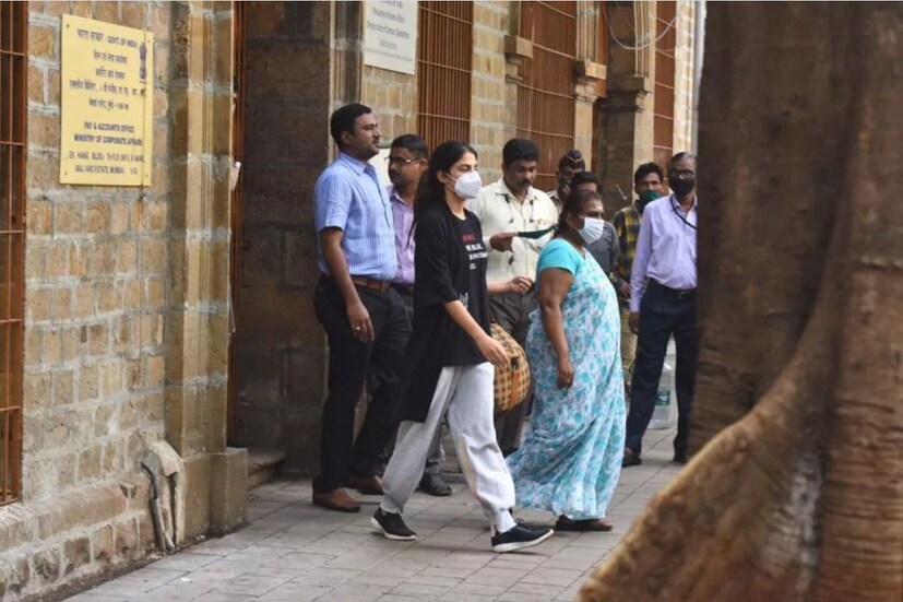 মাদকচক্রের সঙ্গে জড়িত থাকার অপরাধে জেলে যেতে হল রিয়া চক্রবর্তীকে। সুশান্তের আত্মহত্যা মামালার তদন্ত করতে গিয়েই সামনে এল ড্রাগ চক্রের কথা। তবে শুধু রিয়া নন। বলিউডের অনেকেই জেলে গিয়েছেন। photo source collected