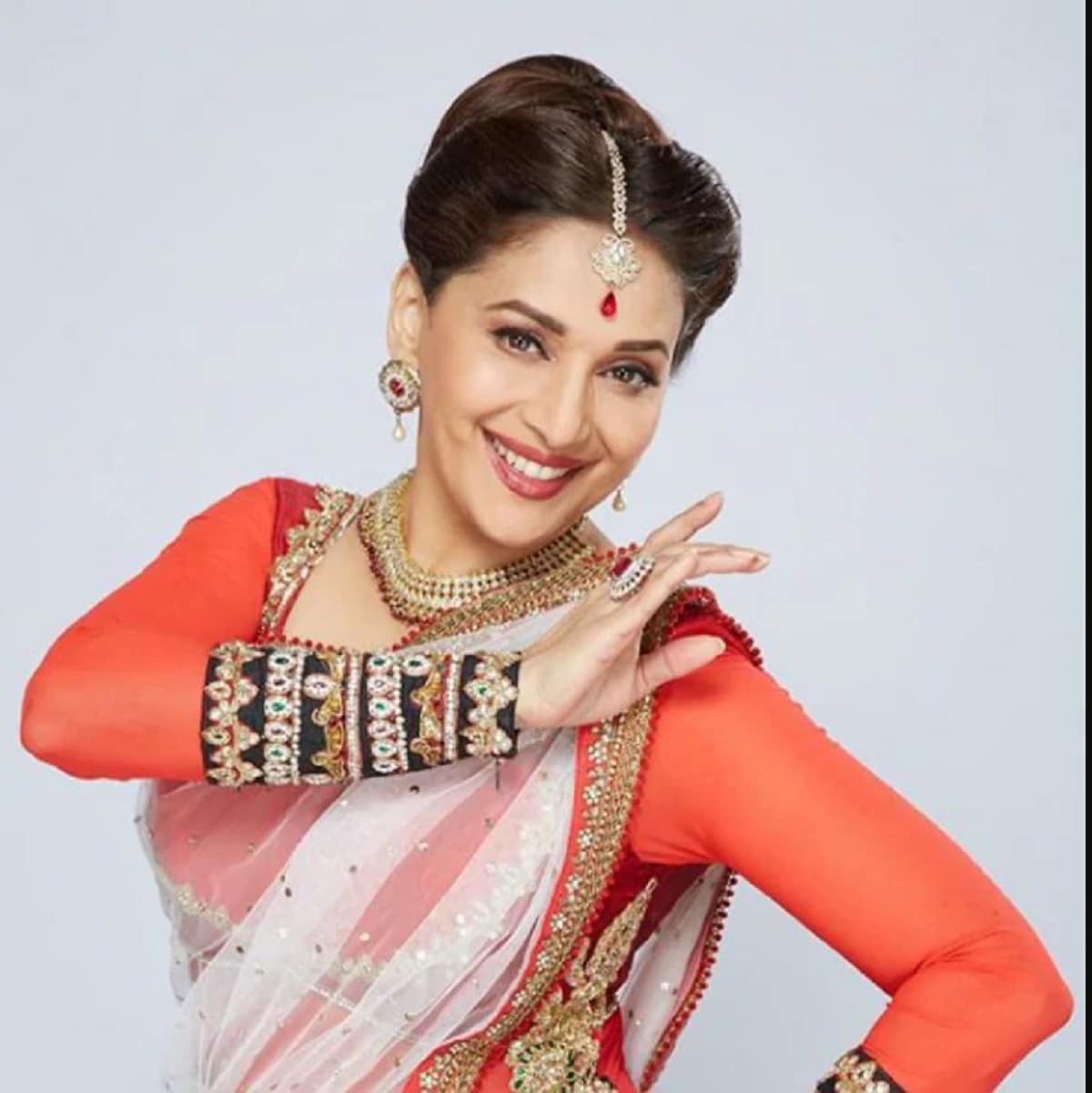 মাধুরী দিক্ষিত প্রথম সন্তানের যখন জন্ম দেন তখন তাঁর বয়স ছিল ৩৭ বছর। দুই ছেলের মা তিনি। photo source collected মাধুরী দিক্ষিত প্রথম সন্তানের যখন জন্ম দেন তখন তাঁর বয়স ছিল ৩৭ বছর। দুই ছেলের মা তিনি। photo source collected