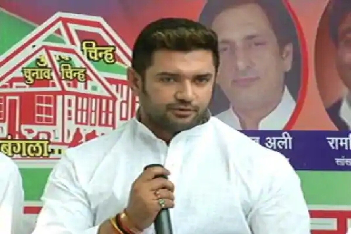 অথচ এলজেপি-র তরফে চিরাগকে মুখ্যমন্ত্রী পদপ্রার্থী করার দাবি উঠেছে৷ নীতীশের বিরুদ্ধে প্রকাশ্যেই নানা মন্তব্য করেছেন চিরাগ পাসোয়ান৷ রাজ্যে করোনা ভাইরাস পরিস্থিতি সামাল দেওয়ায় ব্যর্থতা, পরিযায়ী শ্রমিকদের কাজ দিতে না পারার মতো একাধিক অভিযোগ তুলে নীতীশ কুমারের বিরুদ্ধে সরব হয়েছে বিরোধীরা৷ তাদের সঙ্গে গলা মিলিয়েছেন জোট শরিক চিরাগ পাসোয়ানও৷Photo-File অথচ এলজেপি-র তরফে চিরাগকে মুখ্যমন্ত্রী পদপ্রার্থী করার দাবি উঠেছে৷ নীতীশের বিরুদ্ধে প্রকাশ্যেই নানা মন্তব্য করেছেন চিরাগ পাসোয়ান৷ রাজ্যে করোনা ভাইরাস পরিস্থিতি সামাল দেওয়ায় ব্যর্থতা, পরিযায়ী শ্রমিকদের কাজ দিতে না পারার মতো একাধিক অভিযোগ তুলে নীতীশ কুমারের বিরুদ্ধে সরব হয়েছে বিরোধীরা৷ তাদের সঙ্গে গলা মিলিয়েছেন জোট শরিক চিরাগ পাসোয়ানও৷Photo-File