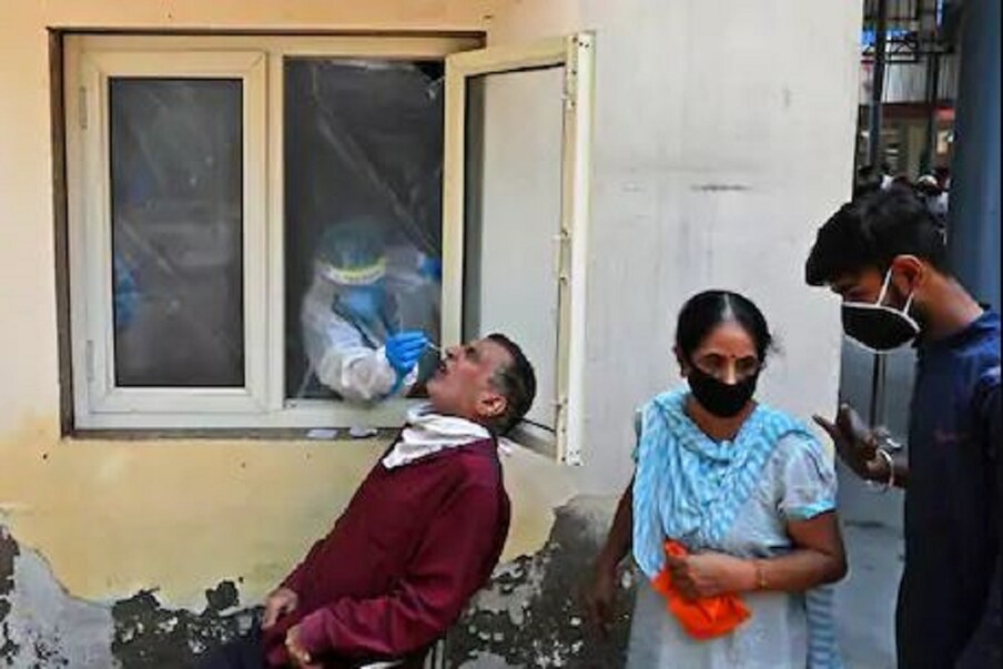  করোনা ভাইরাস সম্পর্কে এখনও অনেক কিছুই হয়তো অজানা রয়েছে৷ কিন্তু বিশ্বজুড়ে মারণ এই সংক্রমণের কমবেশি সব উপসর্গগুলিই এক৷ কিন্তু গলা ব্যথা হলেই কি তাকে করোনার উপসর্গ হিসেবে ধরে নেওয়া উচিত? প্রতীকী ছবি
