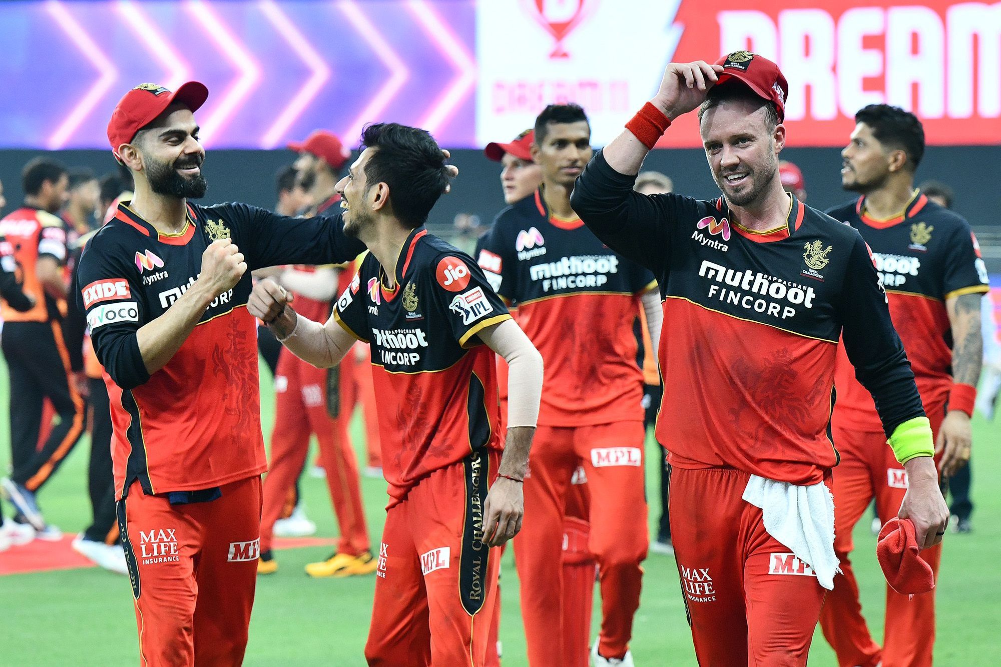চাহালের বোলিংয়ে মুগ্ধ আরসিবি অধিনায়ক বিরাট কোহলিও ৷ তিনি বলেন, ‘‘ যুজি এসেই পুরো খেলাটাই পাল্টে দিল ৷ আজ রাত এটাই প্রমাণ হল যে যদি আপনার মধ্যে স্কিল থাকে, তাহলে যে কোনও উইকেটেই আপনি কিছু করে দেখাতে পারবেন ৷ ঠিক লাইনে বল ফেলে আক্রমণ চালিয়ে গেছে ও ৷ আমার মতে চাহালই আজ গেম চেঞ্জার ৷ ’’ Photo Courtesy: IPLT20.com/BCCI চাহালের বোলিংয়ে মুগ্ধ আরসিবি অধিনায়ক বিরাট কোহলিও ৷ তিনি বলেন, ‘‘ যুজি এসেই পুরো খেলাটাই পাল্টে দিল ৷ আজ রাত এটাই প্রমাণ হল যে যদি আপনার মধ্যে স্কিল থাকে, তাহলে যে কোনও উইকেটেই আপনি কিছু করে দেখাতে পারবেন ৷ ঠিক লাইনে বল ফেলে আক্রমণ চালিয়ে গেছে ও ৷ আমার মতে চাহালই আজ গেম চেঞ্জার ৷ ’’ Photo Courtesy: IPLT20.com/BCCI