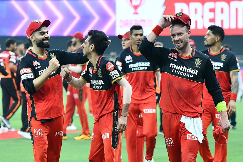 চাহালের বোলিংয়ে মুগ্ধ আরসিবি অধিনায়ক বিরাট কোহলিও ৷ তিনি বলেন, ‘‘ যুজি এসেই পুরো খেলাটাই পাল্টে দিল ৷ আজ রাত এটাই প্রমাণ হল যে যদি আপনার মধ্যে স্কিল থাকে, তাহলে যে কোনও উইকেটেই আপনি কিছু করে দেখাতে পারবেন ৷ ঠিক লাইনে বল ফেলে আক্রমণ চালিয়ে গেছে ও ৷ আমার মতে চাহালই আজ গেম চেঞ্জার ৷ ’’  Photo Courtesy: IPLT20.com/BCCI