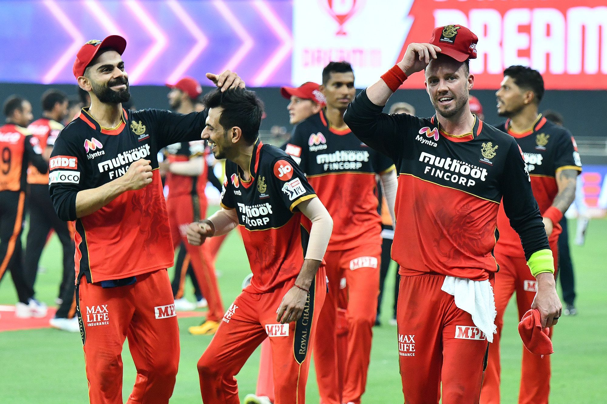 গতবছর একেবারেই খারাপ পারফরম্যান্স ছিল আরসিবির ৷ এবার তাই ঘুরে দাঁড়াতে মরিয়া বিরাট-বাহিনী ৷ আরসিবি-তে নিজের অভিষেক ম্যাচেই সোমবার চমকে দিয়েছেন নবাগত দেবদত্ত পাড়িক্কাল ৷ ওপেন করতে নেমে হাফ-সেঞ্চুরি করে দলের জয়ের শক্ত ভিত গড়ে দেন তিনি ৷ সঙ্গে অভিজ্ঞ এবি ডেভিলিয়ার্স তো আছেনই ৷ দুই ব্যাটসম্যানের জোড়া হাফ-সেঞ্চুরিতে নির্ধারিত ২০ ওভারে ১৬৩ রান স্কোরবোর্ডে তোলে আরসিবি ৷ জবাবে রান তাড়া করতে নেমে হায়দরাবাদকে প্রায় জিতিয়েই দিচ্ছিলেন বেয়ারস্টো-পাণ্ডে জুটি ৷ শেষপর্যন্ত চাহালই করলেন কামাল ৷ Photo Courtesy: IPLT20.com/BCCI গতবছর একেবারেই খারাপ পারফরম্যান্স ছিল আরসিবির ৷ এবার তাই ঘুরে দাঁড়াতে মরিয়া বিরাট-বাহিনী ৷ আরসিবি-তে নিজের অভিষেক ম্যাচেই সোমবার চমকে দিয়েছেন নবাগত দেবদত্ত পাড়িক্কাল ৷ ওপেন করতে নেমে হাফ-সেঞ্চুরি করে দলের জয়ের শক্ত ভিত গড়ে দেন তিনি ৷ সঙ্গে অভিজ্ঞ এবি ডেভিলিয়ার্স তো আছেনই ৷ দুই ব্যাটসম্যানের জোড়া হাফ-সেঞ্চুরিতে নির্ধারিত ২০ ওভারে ১৬৩ রান স্কোরবোর্ডে তোলে আরসিবি ৷ জবাবে রান তাড়া করতে নেমে হায়দরাবাদকে প্রায় জিতিয়েই দিচ্ছিলেন বেয়ারস্টো-পাণ্ডে জুটি ৷ শেষপর্যন্ত চাহালই করলেন কামাল ৷ Photo Courtesy: IPLT20.com/BCCI
