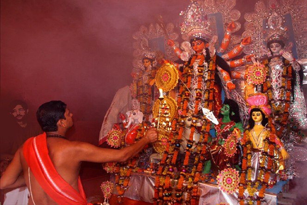 করোনা আবহে সুষ্ঠুভাবে পুজো সারাটাই চ্যালেঞ্জ। শুধু সংক্রমণের ভয়ই নয়। রয়েছে বাজেটের টানাটানিও। তাই নিউ নর্মালে আবার চাহিদা বাড়ছে সাবেকী প্রতিমার।করোনা আবহে সুষ্ঠুভাবে পুজো সারাটাই চ্যালেঞ্জ। শুধু সংক্রমণের ভয়ই নয়। রয়েছে বাজেটের টানাটানিও। তাই নিউ নর্মালে আবার চাহিদা বাড়ছে সাবেকি প্রতিমার। করোনা আবহে সুষ্ঠুভাবে পুজো সারাটাই চ্যালেঞ্জ। শুধু সংক্রমণের ভয়ই নয়। রয়েছে বাজেটের টানাটানিও। তাই নিউ নর্মালে আবার চাহিদা বাড়ছে সাবেকী প্রতিমার।করোনা আবহে সুষ্ঠুভাবে পুজো সারাটাই চ্যালেঞ্জ। শুধু সংক্রমণের ভয়ই নয়। রয়েছে বাজেটের টানাটানিও। তাই নিউ নর্মালে আবার চাহিদা বাড়ছে সাবেকি প্রতিমার।