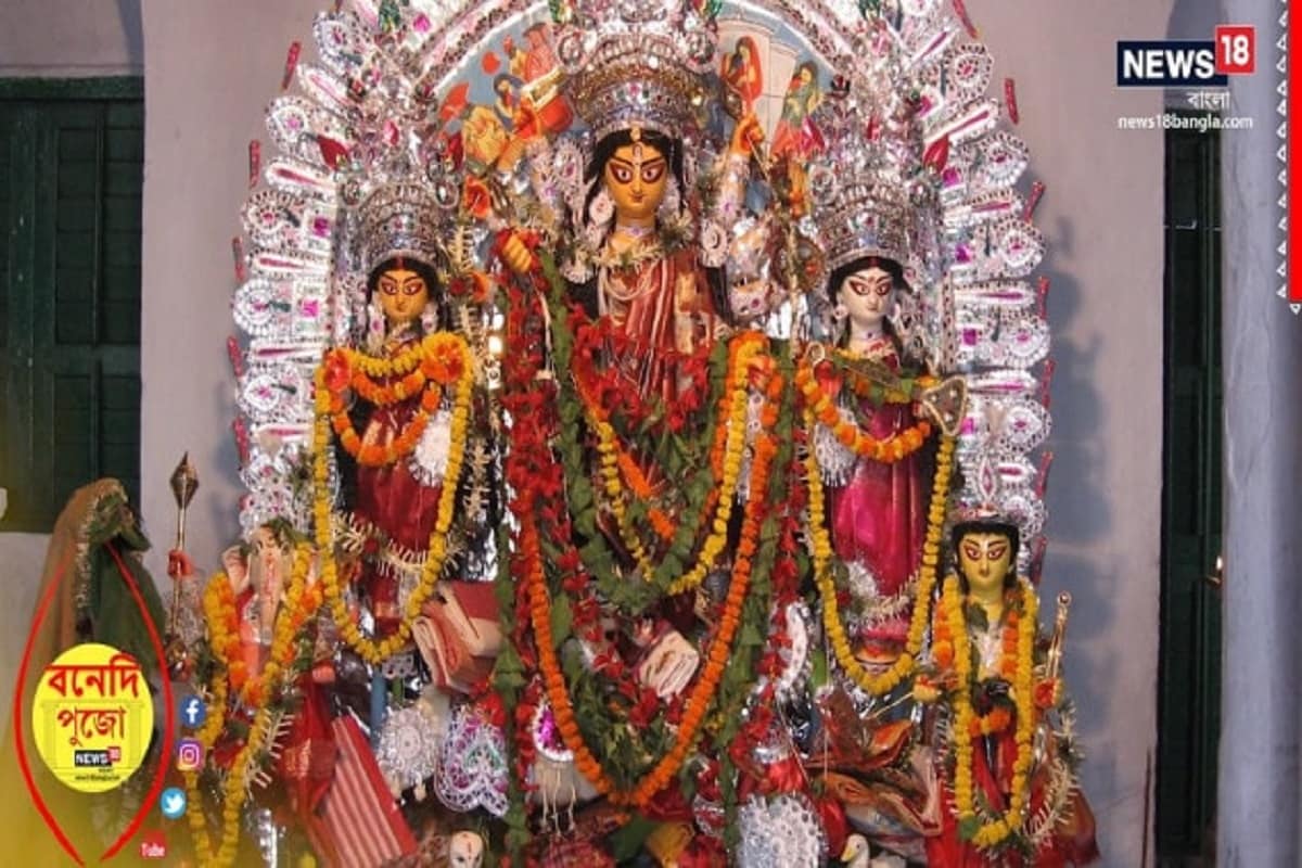 কুমোরটুলির মৃৎশিল্পীরাও এবার বরাত পাচ্ছেন সাবেকি প্রতিমার। ফিরে আসছে বাংলা মুখের আর্টের ঠাকুর। ঠিক যেমনটা ছিল আগে। কুমোরটুলির মৃৎশিল্পীরাও এবার বরাত পাচ্ছেন সাবেকি প্রতিমার। ফিরে আসছে বাংলা মুখের আর্টের ঠাকুর। ঠিক যেমনটা ছিল আগে।