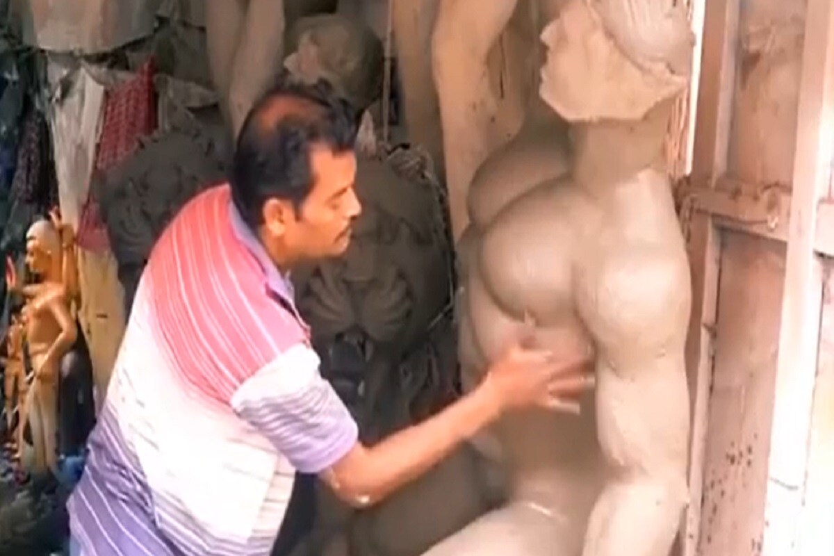 নেই থিমের ফরমায়েশ। বরাত আসছে ৮-১০ ফুটের ঠাকুরের। এক মৃৎশিল্পী বলেন, রাজবাড়িতে যেমন হয়, একচালার ঠাকুরের চাহিদাই এবার বেশি। নেই থিমের ফরমায়েশ। বরাত আসছে ৮-১০ ফুটের ঠাকুরের। এক মৃৎশিল্পী বলেন, রাজবাড়িতে যেমন হয়, একচালার ঠাকুরের চাহিদাই এবার বেশি।