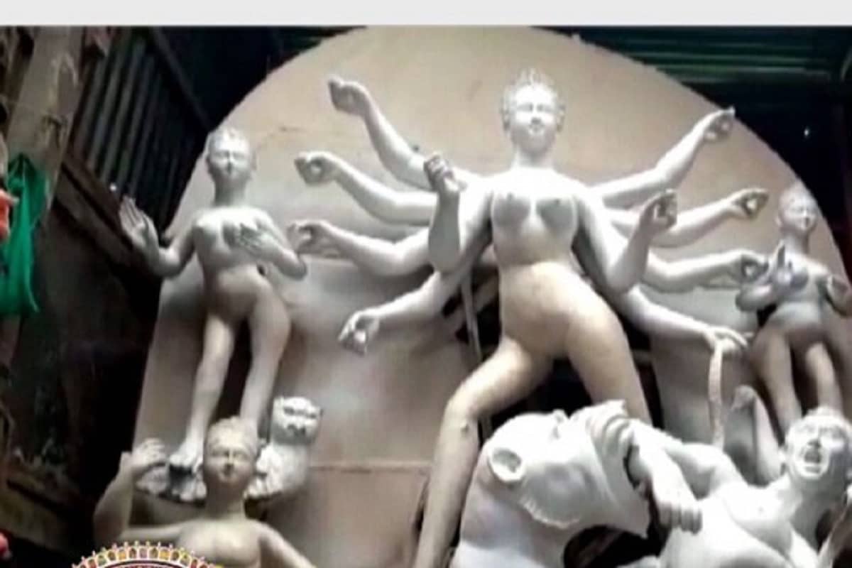 বডি কন্টাক্ট বা সংস্পর্শ এড়াতে পুজোর সামগ্রীগুলিতে একটা করে এক্সটেনশান লাগানো থাকছে। এক্সটেনশান থাকবে প্রদীপ, চামর সব কিছুতেই। যাতে সোশ্যাল ডিস্টেনসিং বজায় রেখেই সুস্থ ভাবে পুজো করা যায়। বডি কন্টাক্ট বা সংস্পর্শ এড়াতে পুজোর সামগ্রীগুলিতে একটা করে এক্সটেনশান লাগানো থাকছে। এক্সটেনশান থাকবে প্রদীপ, চামর সব কিছুতেই। যাতে সোশ্যাল ডিস্টেনসিং বজায় রেখেই সুস্থ ভাবে পুজো করা যায়।