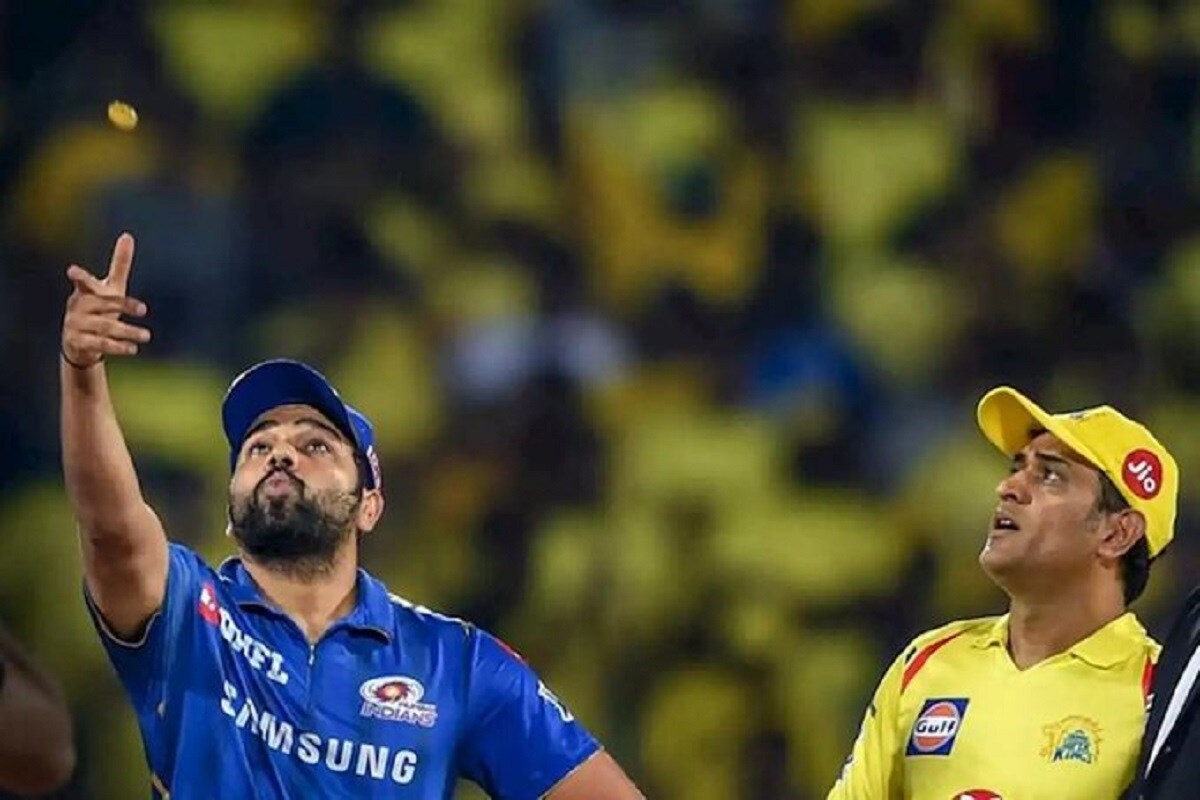 সুরেশ রায়না, হরভজন সিং ব্যক্তিগত কারণে এবারের আইপিএলে খেলছেন না৷ ফলে দলের প্রথম একাদশে দুটি গুরুত্বপূর্ণ জায়গা ফাঁকা৷ ফলে এই দুটি জায়গার জন্য দলের তরুণ ক্রিকেটাররা জোরদার লড়াই করছেন৷ তার ওপর চেন্নাই সুপার কিংসের তাঁবুতে এবার করোনা হানা দিয়েছে৷ দীপক চাহার ও ঋতুরাজ গায়কোয়াড় কোভিড আক্রান্ত হয়েছিলেন৷ এই অবস্থায় ১৯ সেপ্টেম্বর মুম্বই ইন্ডিয়ান্সের বিরুদ্ধে টুর্নামেন্টের প্রথম ম্যাচে মুখোমুখি হবে৷ Photo- Twitter সুরেশ রায়না, হরভজন সিং ব্যক্তিগত কারণে এবারের আইপিএলে খেলছেন না৷ ফলে দলের প্রথম একাদশে দুটি গুরুত্বপূর্ণ জায়গা ফাঁকা৷ ফলে এই দুটি জায়গার জন্য দলের তরুণ ক্রিকেটাররা জোরদার লড়াই করছেন৷ তার ওপর চেন্নাই সুপার কিংসের তাঁবুতে এবার করোনা হানা দিয়েছে৷ দীপক চাহার ও ঋতুরাজ গায়কোয়াড় কোভিড আক্রান্ত হয়েছিলেন৷ এই অবস্থায় ১৯ সেপ্টেম্বর মুম্বই ইন্ডিয়ান্সের বিরুদ্ধে টুর্নামেন্টের প্রথম ম্যাচে মুখোমুখি হবে৷ Photo- Twitter