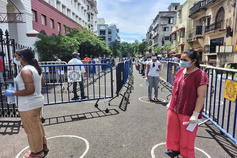 করোনা আবহে নির্বিঘ্নে কলকাতায় সর্বভারতীয় মেডিকেল প্রবেশিকা পরীক্ষা নেওয়া হল। পরীক্ষা কেন্দ্রের ব্যবস্থাপনা নিয়ে খুশি ছাত্রছাত্রীরা। প্রশ্নপত্র সহজ হয়েছে এদিন দাবি করেন বেশিরভাগ ছাত্র ছাত্রী।রবিবার সারা দেশের পাশাপাশি এ রাজ্যেও নিট নেওয়া হয়। রাজ্যের মোট ৭৭ হাজারেরও বেশি পরীক্ষার্থী আবেদন করেছে এই সর্বভারতীয় মেডিক্যাল প্রবেশিকার জন্য। তবে রাজ্যজুড়ে ১৮৯টি পরীক্ষা কেন্দ্রে এই পরীক্ষা নেওয়া হলেও রাজ্যের অনেক জেলাতেই পরীক্ষাকেন্দ্র করা হয়নি। যার জেরে হয়রানির মুখে পড়ে পূর্ব মেদিনীপুর, দক্ষিণ ২৪ পরগনা সহ কয়েকটি জেলার পরীক্ষার্থীরা। তথ্য ও ছবি-  সোমরাজ বন্দ্যোপাধ্যায়