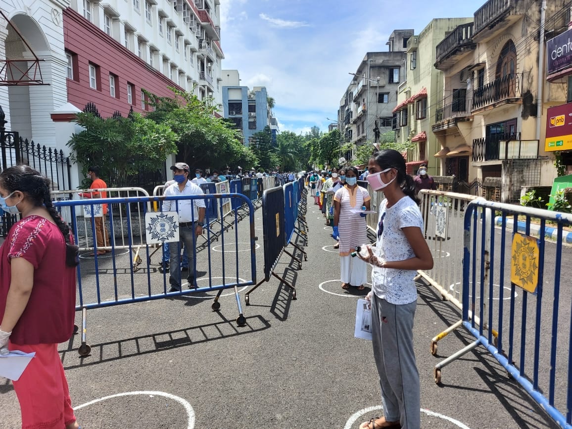 কোনও পরীক্ষার্থী এসেছেন কৃষ্ণনগর থেকে আবার কোনো পরীক্ষার্থী মালদা থেকে কেউ আবার বহরমপুর বা সাগর থেকে। রাজ্যের প্রত্যেকটি জেলায় পরীক্ষা কেন্দ্র না হওয়ার জেরে কার্যত সমস্যার মুখে পড়েন ছাত্রছাত্রীরা বর্তমান করোনা পরিস্থিতিতে ও। একপ্রকার ক্লান্তি নিয়েই কলকাতার বিভিন্ন পরীক্ষা কেন্দ্রে পরীক্ষা দেন পরীক্ষার্থীরা। কৃষ্ণনগর থেকে আসা এক পরীক্ষার্থী বলেন কোনও পরীক্ষার্থী এসেছেন কৃষ্ণনগর থেকে আবার কোনো পরীক্ষার্থী মালদা থেকে কেউ আবার বহরমপুর বা সাগর থেকে। রাজ্যের প্রত্যেকটি জেলায় পরীক্ষা কেন্দ্র না হওয়ার জেরে কার্যত সমস্যার মুখে পড়েন ছাত্রছাত্রীরা বর্তমান করোনা পরিস্থিতিতে ও। একপ্রকার ক্লান্তি নিয়েই কলকাতার বিভিন্ন পরীক্ষা কেন্দ্রে পরীক্ষা দেন পরীক্ষার্থীরা। কৃষ্ণনগর থেকে আসা এক পরীক্ষার্থী বলেন