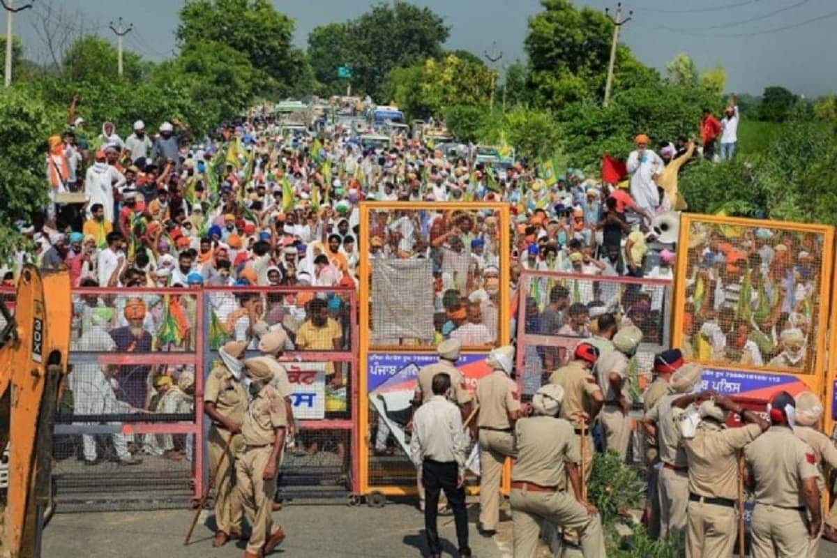 সংসদে পাশ হওয়া নতুন তিনটি কৃষি বিলের প্রতিবাদে তিন দিন ধরে পঞ্জাব এবং হরিয়ানায় রেল রোকো কর্মসূচি নিয়েছিলেন আন্দোলনকারী কৃষকরা৷ আজ, শুক্রবার গোটা দেশ জুড়ে ৩১টি কৃষক সংগঠন ভারত বনধের ডাক দিয়েছে৷ আইন করে ন্যূনতম সহায়ক মূল্যের নিশ্চয়তা দেওয়ার দাবিতেই এই বনধের ডাক দিয়েছেন কৃষকরা৷ ফলে এ দিন গোটা দেশেই রেল এবং সড়ক পথে চলাচল ব্যাহত হওয়ার আশঙ্কা রয়েছে৷ যদিও পঞ্জাব, হরিয়ানার মতো রাজ্যগুলিতেই বনধের প্রভাব সবথেকে বেশি পড়ার সম্ভাবনা৷Photo-File সংসদে পাশ হওয়া নতুন তিনটি কৃষি বিলের প্রতিবাদে তিন দিন ধরে পঞ্জাব এবং হরিয়ানায় রেল রোকো কর্মসূচি নিয়েছিলেন আন্দোলনকারী কৃষকরা৷ আজ, শুক্রবার গোটা দেশ জুড়ে ৩১টি কৃষক সংগঠন ভারত বনধের ডাক দিয়েছে৷ আইন করে ন্যূনতম সহায়ক মূল্যের নিশ্চয়তা দেওয়ার দাবিতেই এই বনধের ডাক দিয়েছেন কৃষকরা৷ ফলে এ দিন গোটা দেশেই রেল এবং সড়ক পথে চলাচল ব্যাহত হওয়ার আশঙ্কা রয়েছে৷ যদিও পঞ্জাব, হরিয়ানার মতো রাজ্যগুলিতেই বনধের প্রভাব সবথেকে বেশি পড়ার সম্ভাবনা৷Photo-File