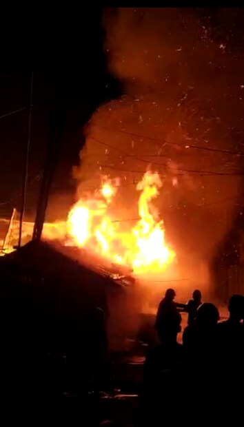 এদিন বিধ্বংসী আগুনে দিঘা মোহনার মৎস্য নীলাম কেন্দ্র এলাকার ১৯ টি দোকান পুড়ে ছাই হয়ে গিয়েছে। মাছ দোকানের পাশাপাশি অন্যান্য আরও অনেক দোকান আগুনে পুড়ে ভস্মীভূত হয়ে গিয়েছে। তথ্য ও ছবি-SUJIT BHOWMIK 