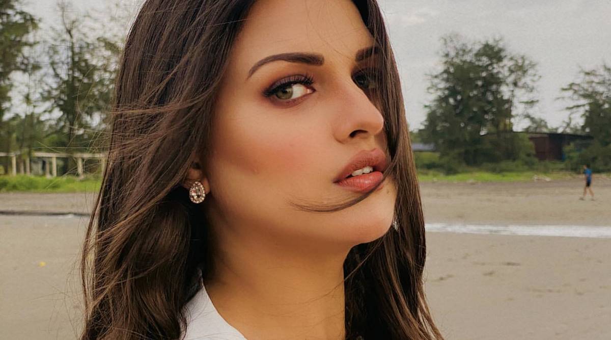 খবর অনুযায়ী, শনিবার অভিনেত্রী জানতে পারেন তিনি করোনা ভাইরাসে আক্রান্ত৷ তারপর নিজেকে ঘরবন্দি করে রেখেছিলেন তিনি ৷ খবর অনুযায়ী, শনিবার অভিনেত্রী জানতে পারেন তিনি করোনা ভাইরাসে আক্রান্ত৷ তারপর নিজেকে ঘরবন্দি করে রেখেছিলেন তিনি ৷